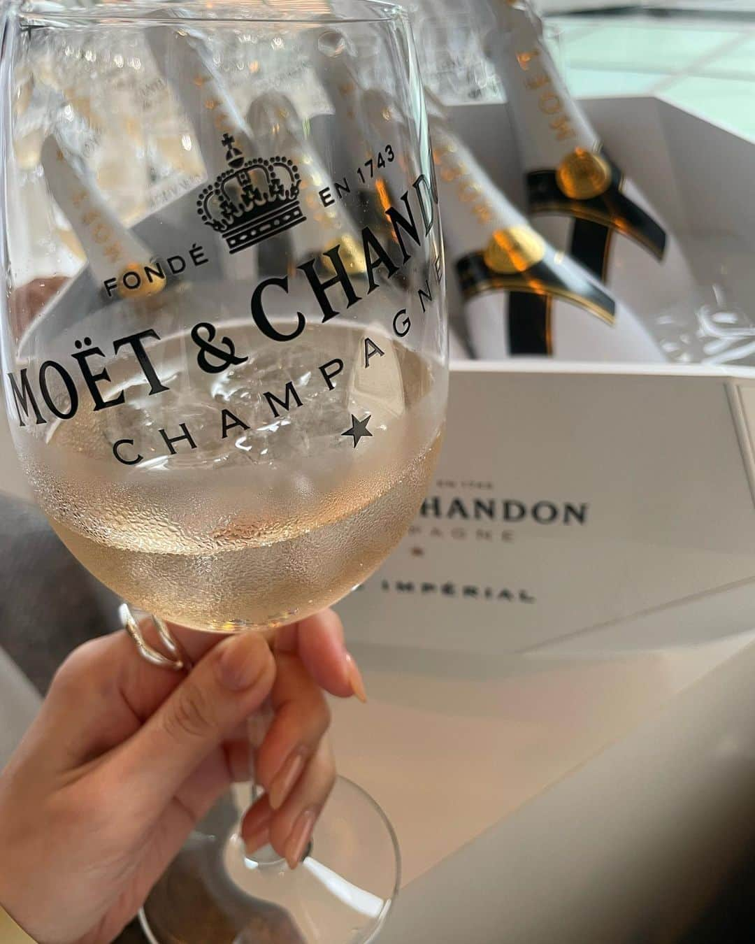 美弥るりかさんのインスタグラム写真 - (美弥るりかInstagram)「昨夜はお誘いいただき… @moetchandon  を味わいにおでかけしてきました🥂  ドレスコードがWhiteということで 久しぶりの全身白コーデ🤍🤍  会場ではコマさんと一緒にお食事もでき すてきな夜になりました🌙  氷を浮かべて味わうアイスアンペリアルもこれからの季節にぴったりでした！  #Hostedby  #ソワレブランシュ #SoireeBlanche #moetchandon #モエシャンドン #Sponsored #DrinkResponsibly」7月2日 22時02分 - rurika_miya_official