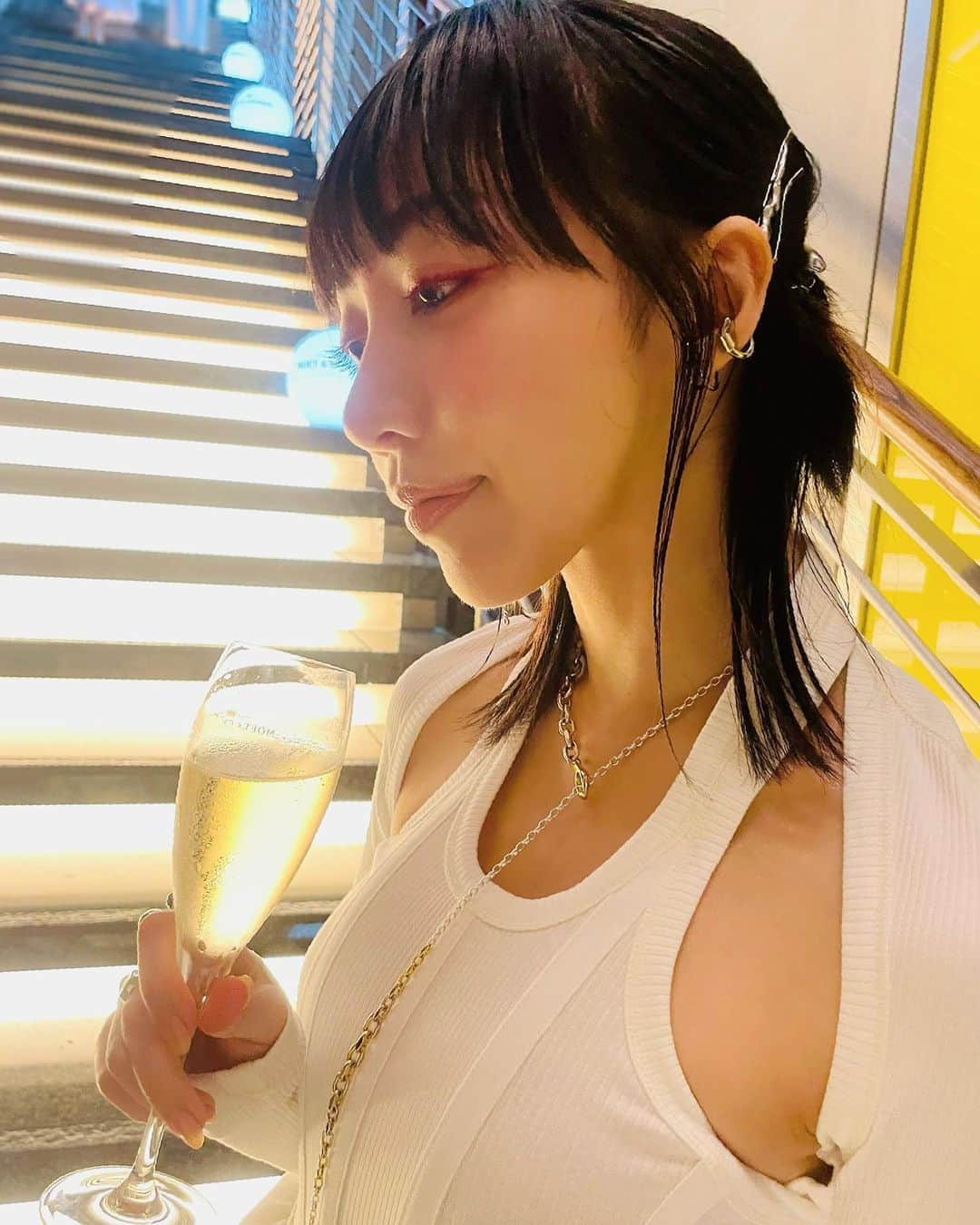 のインスタグラム：「昨夜はお誘いいただき… @moetchandon  を味わいにおでかけしてきました🥂  ドレスコードがWhiteということで 久しぶりの全身白コーデ🤍🤍  会場ではコマさんと一緒にお食事もでき すてきな夜になりました🌙  氷を浮かべて味わうアイスアンペリアルもこれからの季節にぴったりでした！  #Hostedby  #ソワレブランシュ #SoireeBlanche #moetchandon #モエシャンドン #Sponsored #DrinkResponsibly」