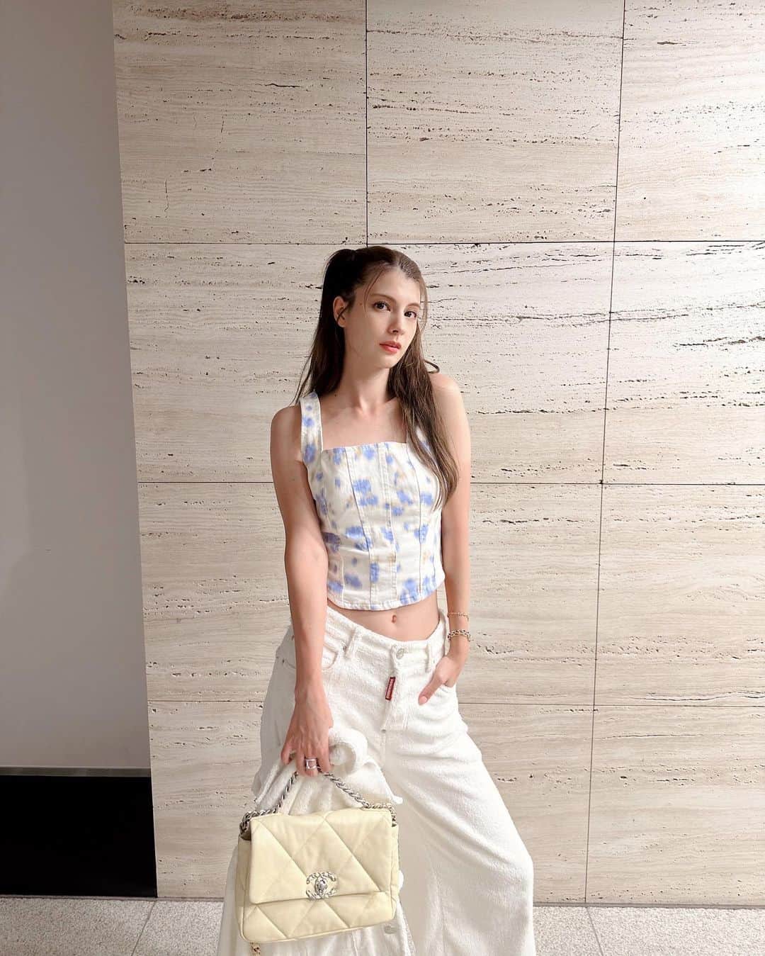 マギーのインスタグラム：「めずらしくワイドパンツな日👼」
