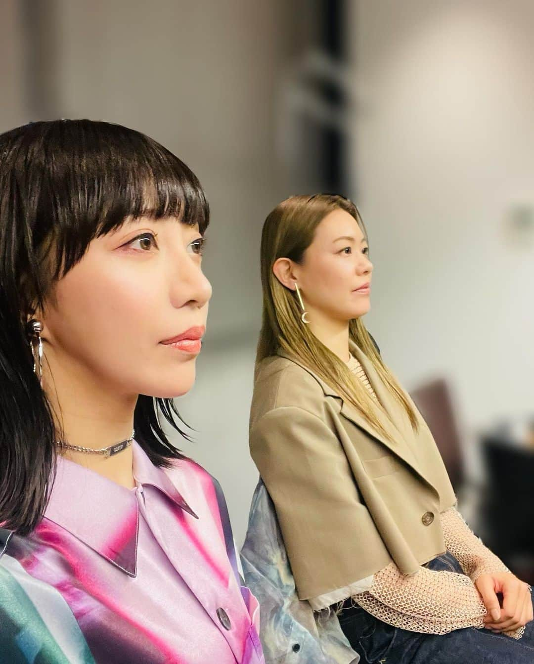 宇月颯さんのインスタグラム写真 - (宇月颯Instagram)「. . 先日、 美弥るりかさんの宝塚退団４周年オンラインイベント 4周年もゆるりと『るりとーく』 ゲストで出させて頂きました！ ご視聴してくださった皆様、ありがとうございました❤️ ⁡ 秘蔵ショットはいかがでしたでしょうか？🤭 皆さんとまいちゃんの４周年をお祝いする事が出来てとっても楽しい時間でした💎🎉💕 そして、まいちゃんの公演は全て応援しにいく私にとっても、公演のお話は興味深かったです！！ ５周年も皆さんと共にまいちゃんを応援していきたいと思います🫶 ⁡ るりかママにも会えたし、まいちゃんの止まらなくなった爆笑場面もありますし沢山お話ししてきましたので、配信を見てくださった方も見られなかった方も、７月４日まで見られるのアーカイブを是非見てくださいね😘🥃✨  https://rurikamiya.com/contents/650254  ⁡ まいちゃん、ありがと〜💜いつも💜 ⁡ ⁡ ⁡ #美弥るりか さん @rurika_miya_official  #オンラインイベント #４周年#るりとーく #まさかのお互いに #サプライズプレゼントを用意してた😂 #枯山水セットありがと♡ #まいちゃんをイメージしたお花は #個性的で魅力的なお花を集めてみました♡」7月2日 22時04分 - hayate_uzuki_official