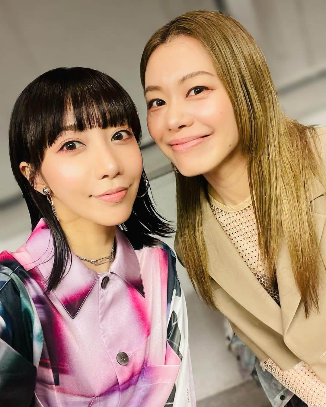 宇月颯さんのインスタグラム写真 - (宇月颯Instagram)「. . 先日、 美弥るりかさんの宝塚退団４周年オンラインイベント 4周年もゆるりと『るりとーく』 ゲストで出させて頂きました！ ご視聴してくださった皆様、ありがとうございました❤️ ⁡ 秘蔵ショットはいかがでしたでしょうか？🤭 皆さんとまいちゃんの４周年をお祝いする事が出来てとっても楽しい時間でした💎🎉💕 そして、まいちゃんの公演は全て応援しにいく私にとっても、公演のお話は興味深かったです！！ ５周年も皆さんと共にまいちゃんを応援していきたいと思います🫶 ⁡ るりかママにも会えたし、まいちゃんの止まらなくなった爆笑場面もありますし沢山お話ししてきましたので、配信を見てくださった方も見られなかった方も、７月４日まで見られるのアーカイブを是非見てくださいね😘🥃✨  https://rurikamiya.com/contents/650254  ⁡ まいちゃん、ありがと〜💜いつも💜 ⁡ ⁡ ⁡ #美弥るりか さん @rurika_miya_official  #オンラインイベント #４周年#るりとーく #まさかのお互いに #サプライズプレゼントを用意してた😂 #枯山水セットありがと♡ #まいちゃんをイメージしたお花は #個性的で魅力的なお花を集めてみました♡」7月2日 22時04分 - hayate_uzuki_official