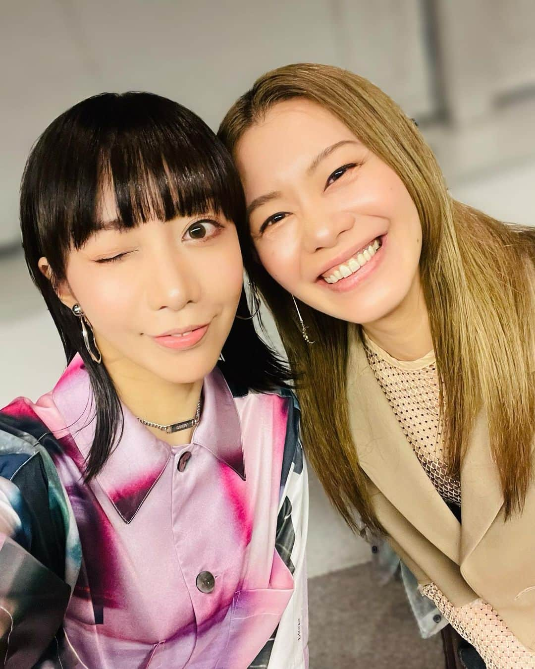 宇月颯さんのインスタグラム写真 - (宇月颯Instagram)「. . 先日、 美弥るりかさんの宝塚退団４周年オンラインイベント 4周年もゆるりと『るりとーく』 ゲストで出させて頂きました！ ご視聴してくださった皆様、ありがとうございました❤️ ⁡ 秘蔵ショットはいかがでしたでしょうか？🤭 皆さんとまいちゃんの４周年をお祝いする事が出来てとっても楽しい時間でした💎🎉💕 そして、まいちゃんの公演は全て応援しにいく私にとっても、公演のお話は興味深かったです！！ ５周年も皆さんと共にまいちゃんを応援していきたいと思います🫶 ⁡ るりかママにも会えたし、まいちゃんの止まらなくなった爆笑場面もありますし沢山お話ししてきましたので、配信を見てくださった方も見られなかった方も、７月４日まで見られるのアーカイブを是非見てくださいね😘🥃✨  https://rurikamiya.com/contents/650254  ⁡ まいちゃん、ありがと〜💜いつも💜 ⁡ ⁡ ⁡ #美弥るりか さん @rurika_miya_official  #オンラインイベント #４周年#るりとーく #まさかのお互いに #サプライズプレゼントを用意してた😂 #枯山水セットありがと♡ #まいちゃんをイメージしたお花は #個性的で魅力的なお花を集めてみました♡」7月2日 22時04分 - hayate_uzuki_official