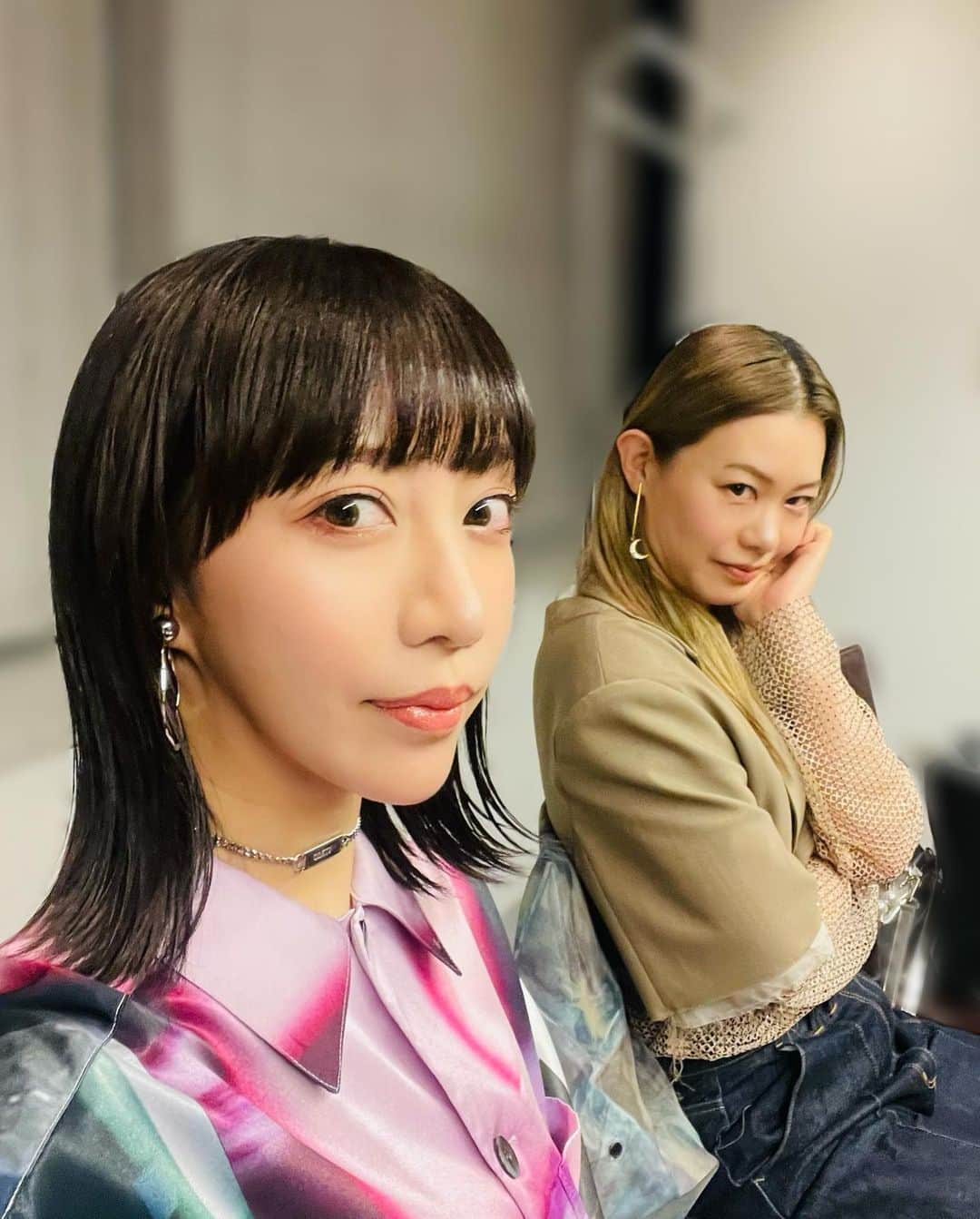 宇月颯さんのインスタグラム写真 - (宇月颯Instagram)「. . 先日、 美弥るりかさんの宝塚退団４周年オンラインイベント 4周年もゆるりと『るりとーく』 ゲストで出させて頂きました！ ご視聴してくださった皆様、ありがとうございました❤️ ⁡ 秘蔵ショットはいかがでしたでしょうか？🤭 皆さんとまいちゃんの４周年をお祝いする事が出来てとっても楽しい時間でした💎🎉💕 そして、まいちゃんの公演は全て応援しにいく私にとっても、公演のお話は興味深かったです！！ ５周年も皆さんと共にまいちゃんを応援していきたいと思います🫶 ⁡ るりかママにも会えたし、まいちゃんの止まらなくなった爆笑場面もありますし沢山お話ししてきましたので、配信を見てくださった方も見られなかった方も、７月４日まで見られるのアーカイブを是非見てくださいね😘🥃✨  https://rurikamiya.com/contents/650254  ⁡ まいちゃん、ありがと〜💜いつも💜 ⁡ ⁡ ⁡ #美弥るりか さん @rurika_miya_official  #オンラインイベント #４周年#るりとーく #まさかのお互いに #サプライズプレゼントを用意してた😂 #枯山水セットありがと♡ #まいちゃんをイメージしたお花は #個性的で魅力的なお花を集めてみました♡」7月2日 22時04分 - hayate_uzuki_official