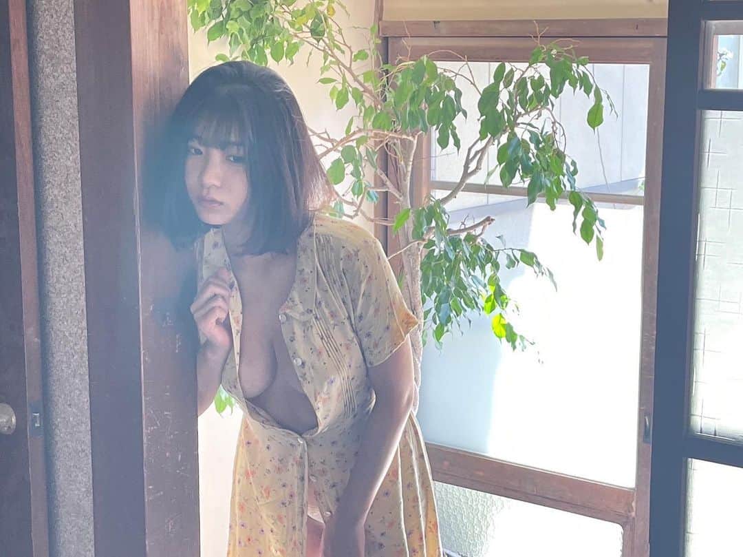 谷かえのインスタグラム：「夏こそ黄色着たいのに 虫さんよってらっしゃいしちゃうのよね〜」