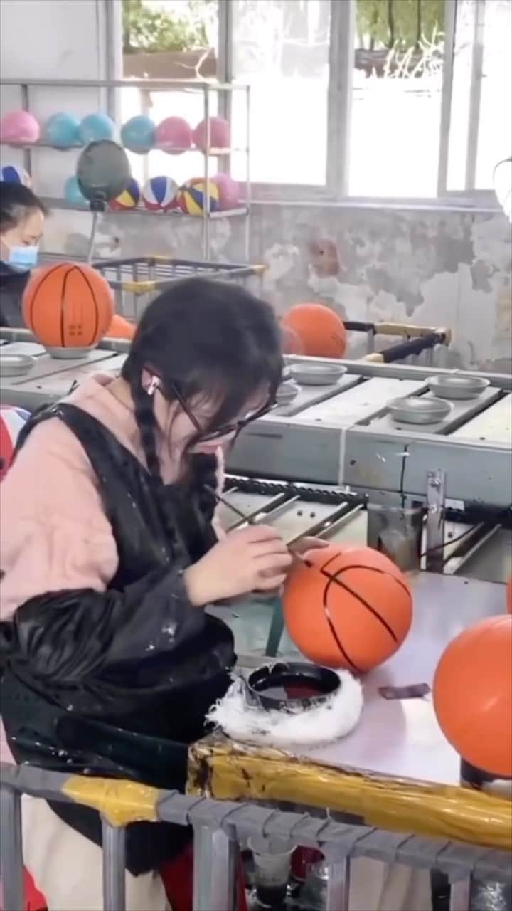 StreetArtGlobeのインスタグラム：「Looks like she’s done this a few times before… 😳🏀🫠  Follow 👉@STREETARTGLOBE👈 for more!」