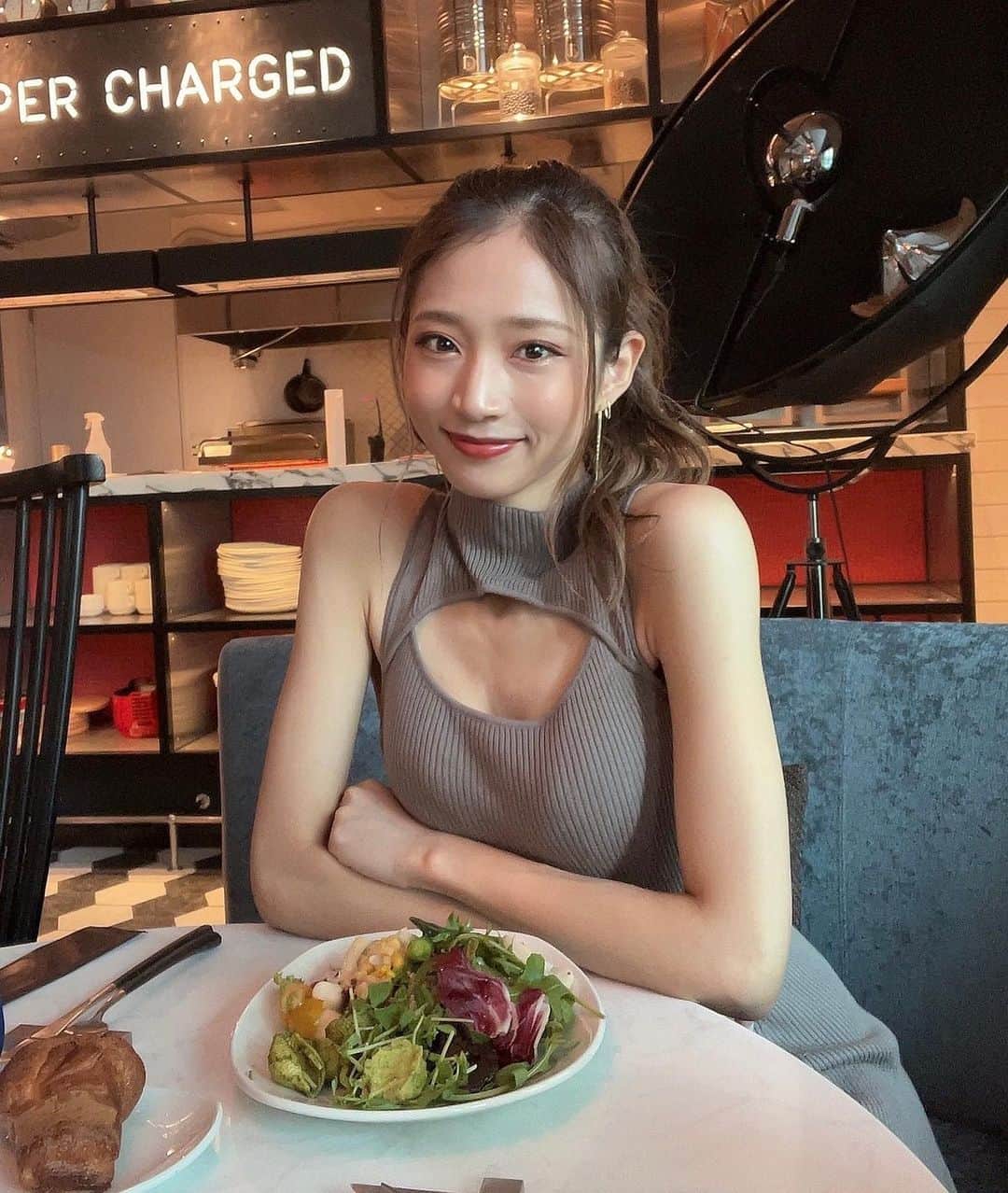 宮野真菜のインスタグラム：「お出かけしたよ✨  ランチはみんな何食べる？？😌  #タレント #プラチナムプロダクション #メイク #ストレートヘア #ロングヘア #大人ギャル #銀座ランチ #ちゃんまな #ちらっ #チラッ」