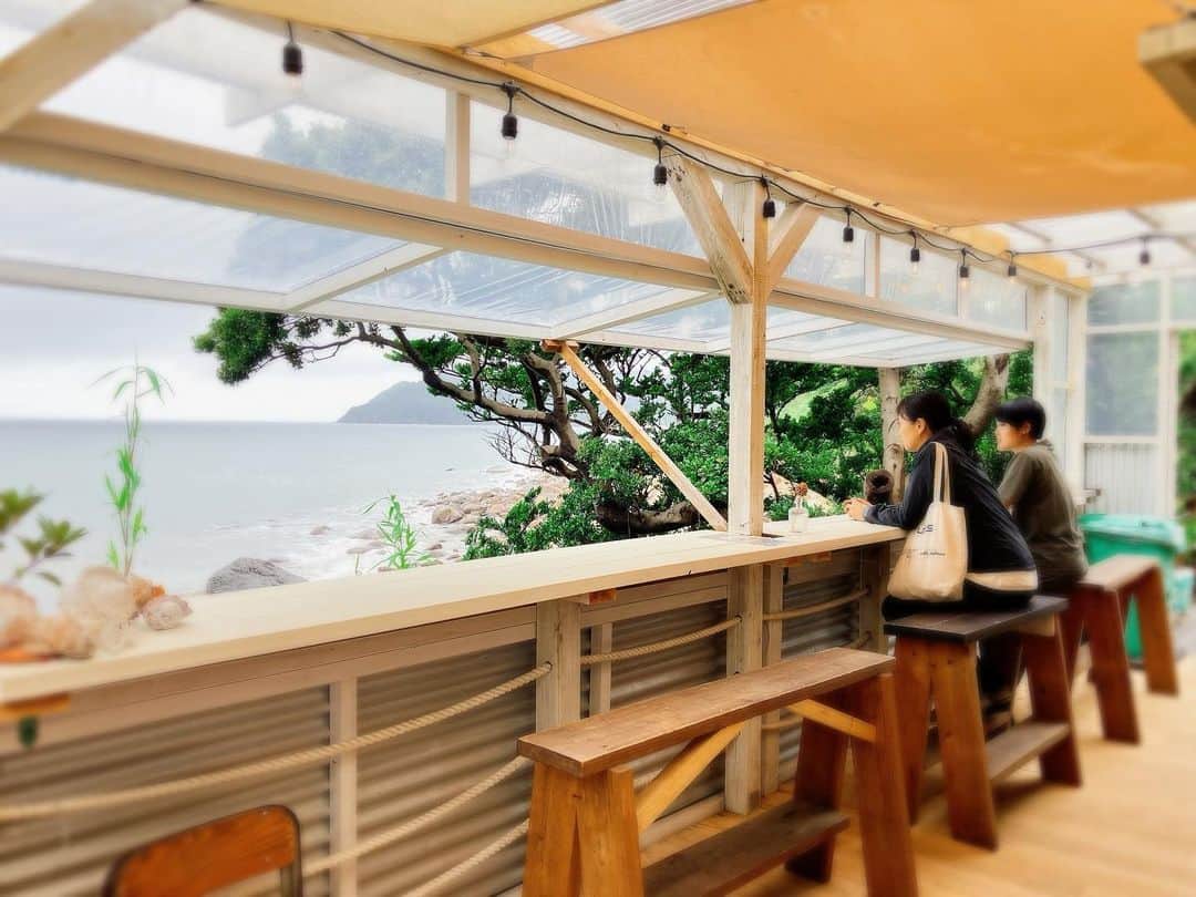 鳥越佳那さんのインスタグラム写真 - (鳥越佳那Instagram)「【休日 南大隅町へ🚗】  海を見ながらオシャレドリンクを🥤✨ 自社農園のパッションフルーツをつかった リリコイミルクで夏を感じました☀️✨ @hello_brandnewdays_cafe   〜〜〜〜〜〜  鹿屋市地域おこし協力隊で パッションフルーツの収穫も 手伝わせていただきました😊 @hello_brandnewdays_farm   果実が艶やかで 宝石を集めているような感覚に💎✨  ハプニングがありながらも 大隅半島の自然と みなさんとのお話に癒された日でした😇  関係者の方々 ありがとうございました🤭♡  〜〜〜〜〜〜 ちなみに 「hello! brand new days cafe」では お芋シーズンになると 石焼き芋も販売するそうです🍠♡ 思いがけずお芋と出会えて感激しました😳❤️🍠 〜〜〜〜〜〜  . . #南大隅町  #鹿屋 から車で約40分 同じ#大隅半島  #さつまいも  #パッションフルーツ #ゲストハウス もある✨ 次は晴れた日の青い海も見てみたいなぁ☺️♡」7月2日 22時22分 - kana_torigoe