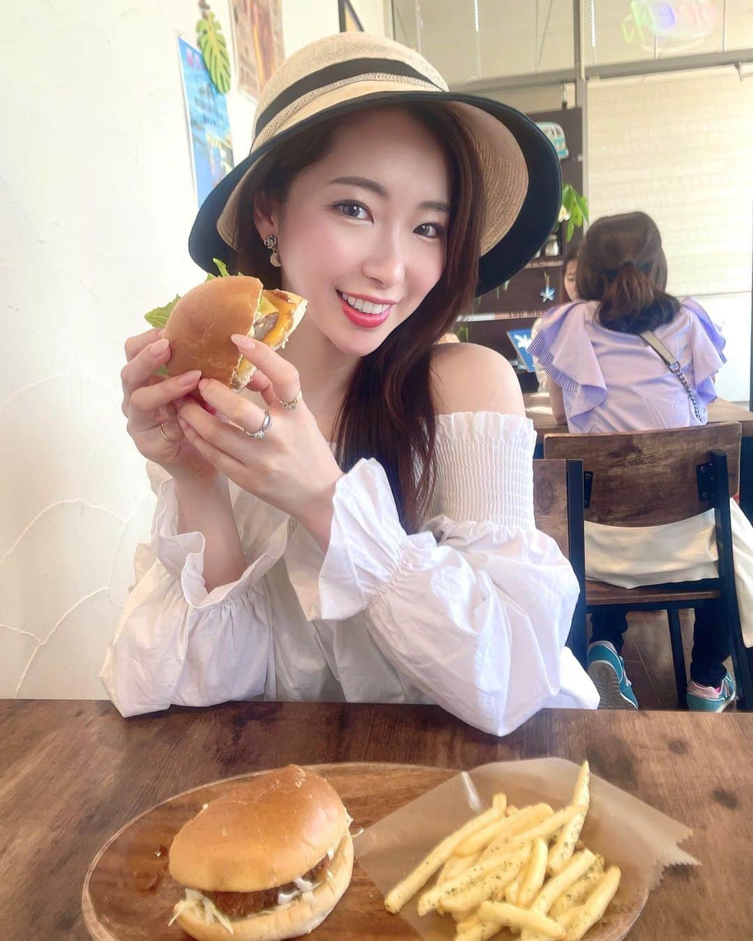 ゆうなさんのインスタグラム写真 - (ゆうなInstagram)「いつかのチートデイ🍔✨ 今のLINEのアイコン⋆⸜💚⸝‍⋆ お気に入り🥰 、 、 、 #チートデイ #ハンバーガー #海沿いカフェ  #夏 #休日 #私服  #デートコーデ #夏コーデ #旅行 #海 #にこにこ#オフショル #オフショルコーデ #cafe  #cheatday  #ootd #summer #sea#date#followforfollowback  #likesforlike」7月2日 22時23分 - yuna121.1995