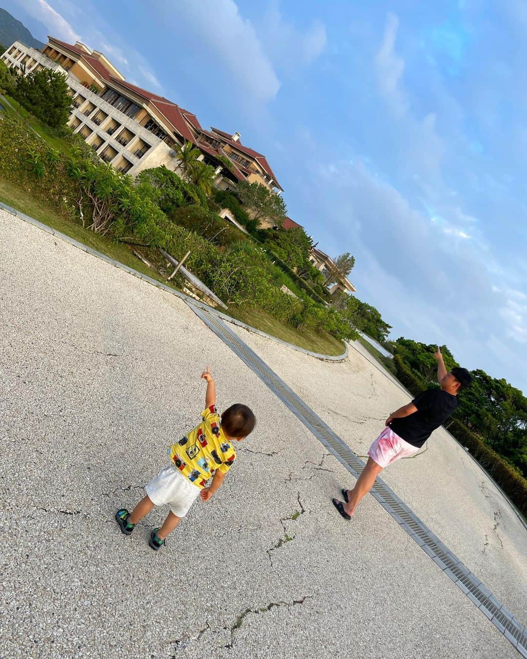 菊池沙都のインスタグラム：「2023.5 Birthday trip に連れていってくれた🎂❤️  リッツカールトン沖縄 とっても素敵でした〜🥰❤️ 落ち着いてる雰囲気のホテル☺️💐  お子様メニューも種類豊富だったし 子供用のミニバックもかんわいいい🥹❤️  有名なチョコレートケーキでお祝いしてくれたよ🤤🍫❤️ いつも本当にありがとう。  #ザリッツカールトン沖縄 #theritzcarlton#ritzkids #theritzcarltonokinawa #沖縄#沖縄旅行  #子連れ旅行#沖縄子連れ旅行 #1歳半#1歳半男の子#男の子ママ #18monthsold  #私の旦那さん#wakuwakudays」