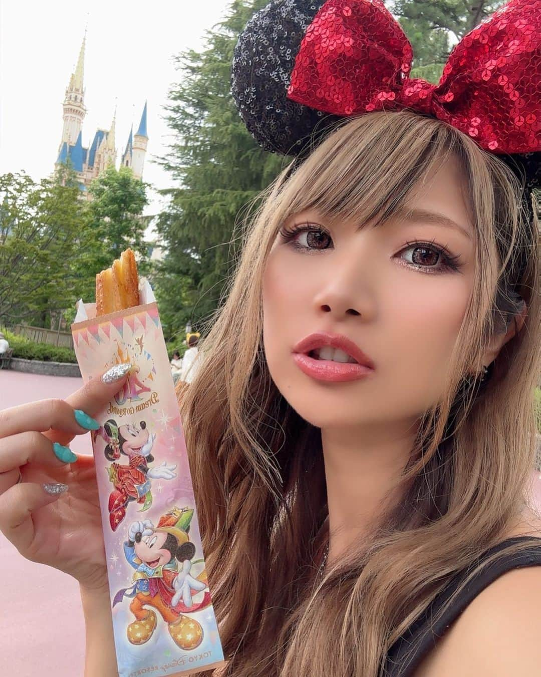 高橋由真のインスタグラム：「💛🧡💛🧡💛🧡  ちーくんが寝てる間に食べた クリームブリュレチュロスうまうまだった🐭🧡  #disneyland #ディズニー #ディズニーランド #チュロス #クリームブリュレチュロス #🐭」