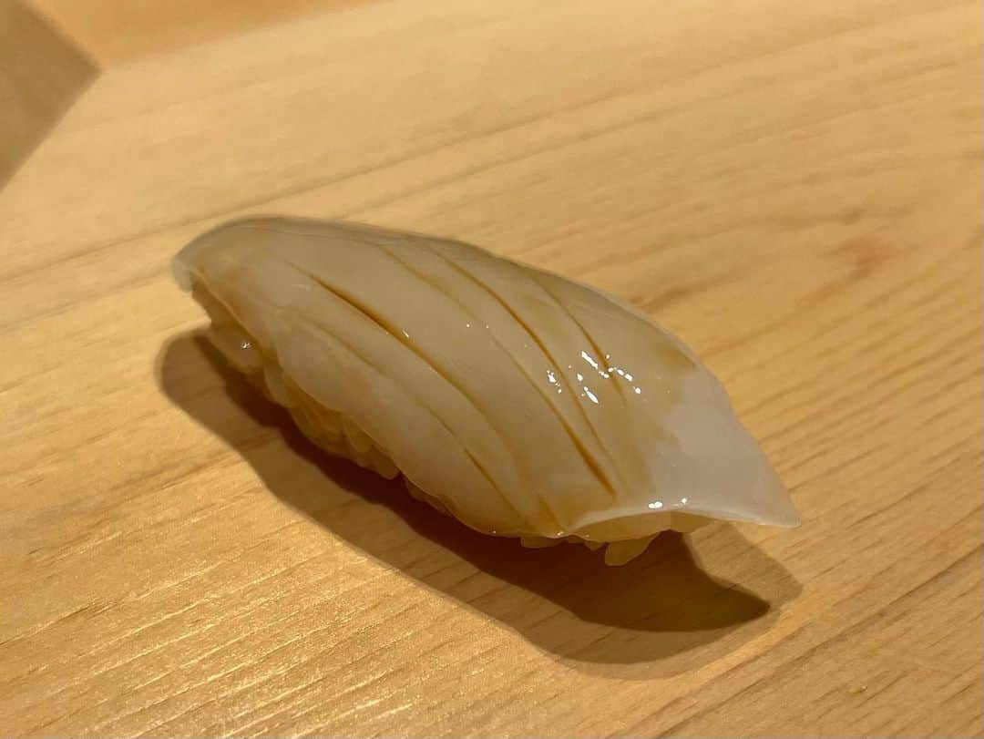 倉松里奈さんのインスタグラム写真 - (倉松里奈Instagram)「. 赤酢のお鮨🥳❤️ . お鮨をこんなに楽しみに楽しみに してたのは人生初めてで🤭 . 前日朝5時に起きて お寿司をたべるイメトレしてた🤭💓笑 . 楽しみにしすぎてお店着いてちょっと緊張した😏🍣笑  . 美味しすぎて全部感激💓 . . ウニとマグロは特に絶品🤭❤️ . .  . . #すが弥 #すが弥名物ウニタワー #すが弥東麻布 #ウニ #お鮨 #寿司 #鮨 #🍣 #美味しすぎた #大満足 #ウニパスタ #麻布十番グルメ #麻布グルメ #東京駅グルメ #お鮨デート #ありがとう❤️」7月2日 22時19分 - rinapuu818