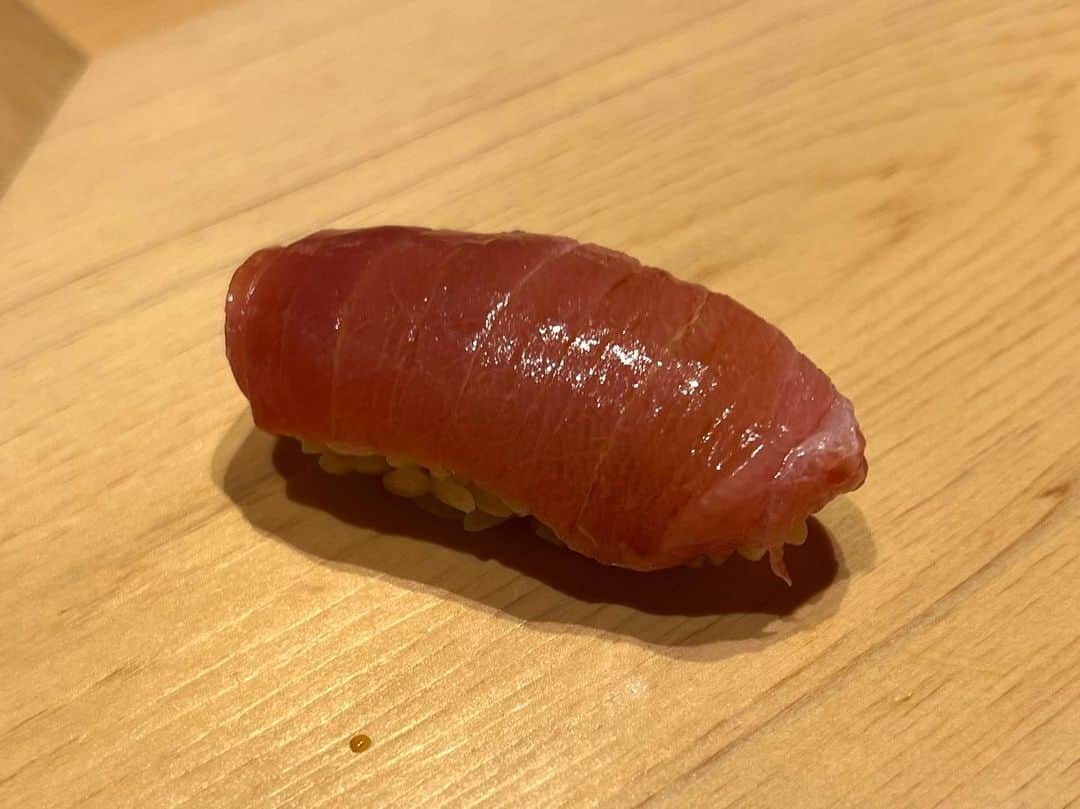 倉松里奈さんのインスタグラム写真 - (倉松里奈Instagram)「. 赤酢のお鮨🥳❤️ . お鮨をこんなに楽しみに楽しみに してたのは人生初めてで🤭 . 前日朝5時に起きて お寿司をたべるイメトレしてた🤭💓笑 . 楽しみにしすぎてお店着いてちょっと緊張した😏🍣笑  . 美味しすぎて全部感激💓 . . ウニとマグロは特に絶品🤭❤️ . .  . . #すが弥 #すが弥名物ウニタワー #すが弥東麻布 #ウニ #お鮨 #寿司 #鮨 #🍣 #美味しすぎた #大満足 #ウニパスタ #麻布十番グルメ #麻布グルメ #東京駅グルメ #お鮨デート #ありがとう❤️」7月2日 22時19分 - rinapuu818