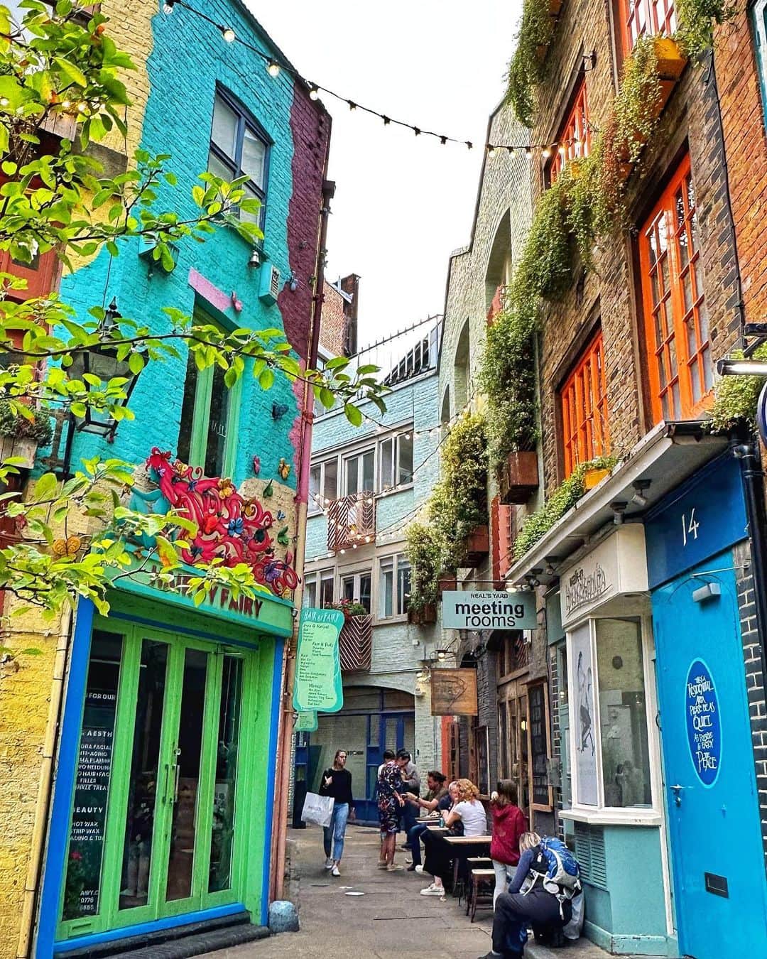 Seyda♥ Travel & Natureのインスタグラム：「One of the hidden gems in #london🇬🇧 that I most like 🥰🩵🩷 #seydauk」