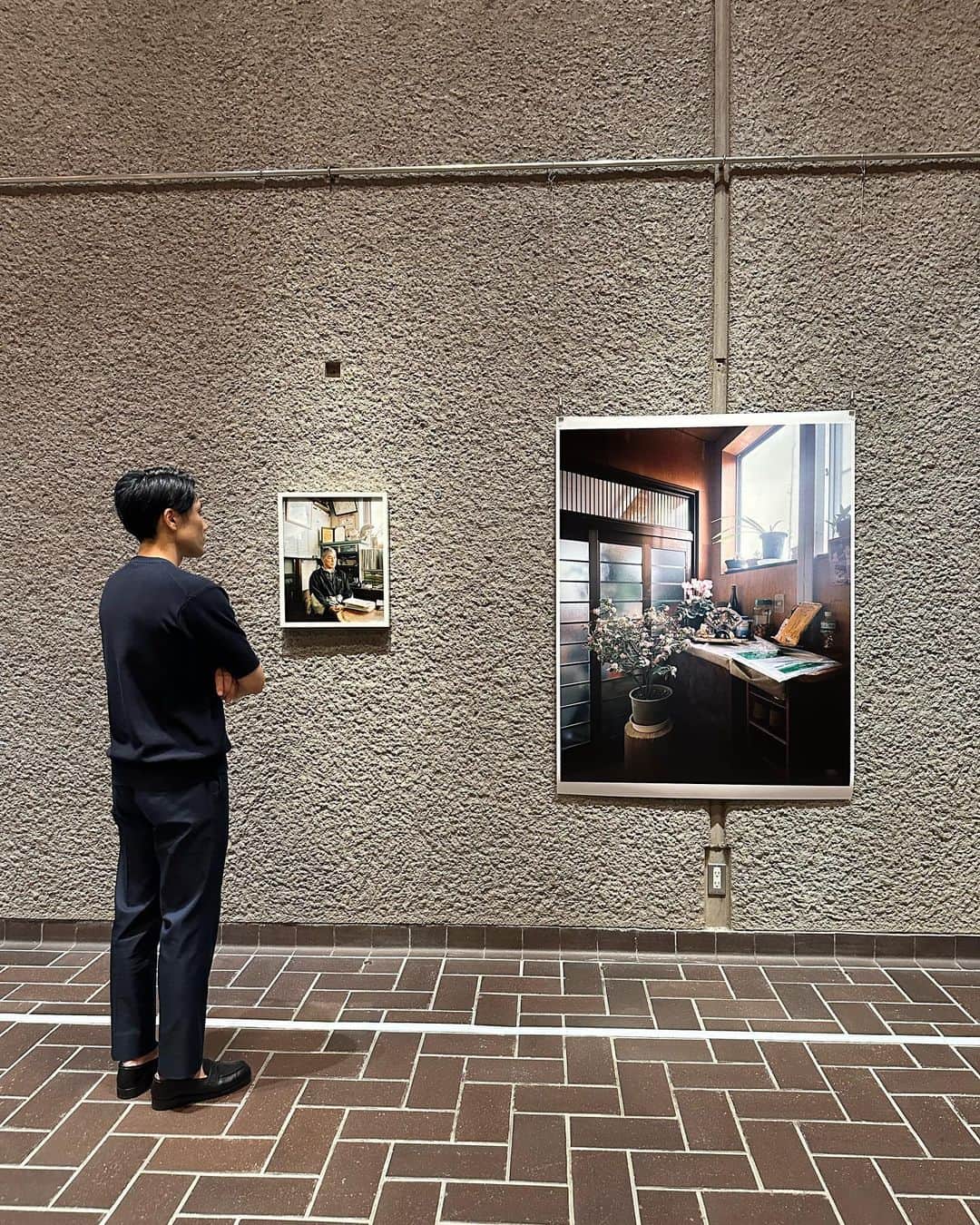 小宮山尊信のインスタグラム：「以前弊社の物件の写真を撮影していただいた小林丈史さんがキュレーターを務めた展覧会へ。 2周目に作品と展示についての解説を受け、発見と自分なりの解釈を加え、解説前後で別の空間となりました。  数ある作品の中、直感的に1番心の何かにひっかったのが1枚目の写真です！  #東京都美術館 #都美セレクション グループ展  #トーキョー・テンダー・テーブル #TOKYO TENDER TABLE」