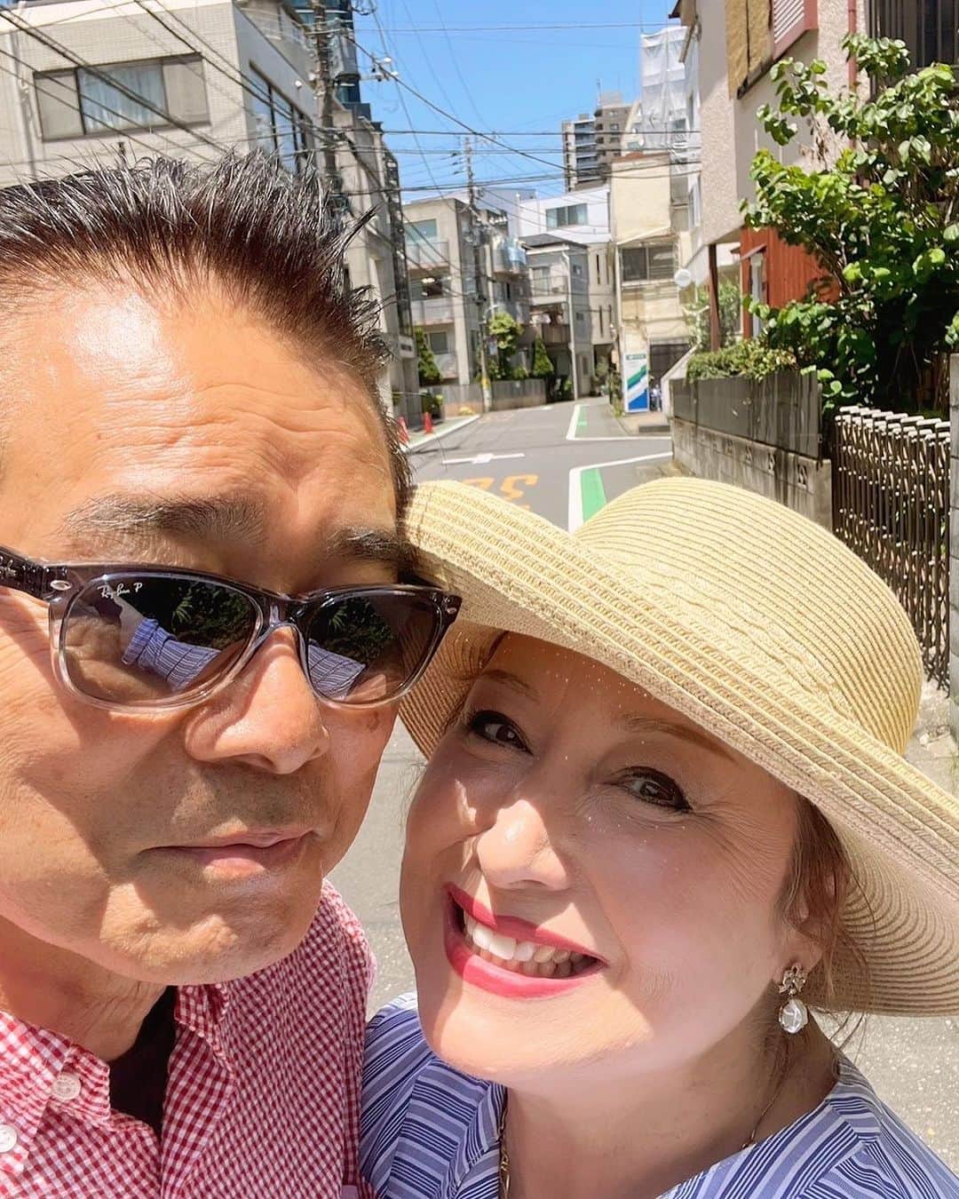 キャシー中島さんのインスタグラム写真 - (キャシー中島Instagram)「*  爽やかな夏の暑さです。 東京は少し風もあって暑いけど気持ち良い❣️ 湿気が少ないとずいぶん違うのね❗️  今日は 大切な方のランチパーティーにリカルドファミリーと私たちが招かれ、行ってきました。  カントリーなイメージの服できてね、という事なので、私以外はギンガムチェックの服です❤️  私はマカナナの服を着て帽子でカントリーイメージにしてみました❣️  すごく楽しくて素敵なパーティーでした。  すっかり疲れてしまい眠っちゃったエイトを守るウタ❣️ まるでハチ公のようね❤️ 我が家のニャンコーズは優しさがいっぱいです❣️  今夜はダイアモンド☆ユカイさんのロックなライブに勝野パパと行ってきます。  今日もハッピーな1日でした❤️」7月2日 22時21分 - official_kathynakajima