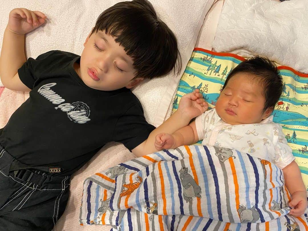小泉留菜のインスタグラム：「👦🏻🩷👶🏻 . . 赤ちゃんが2人🥰🤭 . . #3歳 #3歳男の子 #3歳児 #ママ #男の子ママ #ママスタグラム #25歳ママ #口唇口蓋裂 #関東ママ #埼玉ママ　 #出産 #出産報告 #ご報告 #第二子 #第二子出産 #赤ちゃん #ベビー #baby #女の子ママ #2児ママ #0歳 #0歳児 #0歳児ママ #兄妹」