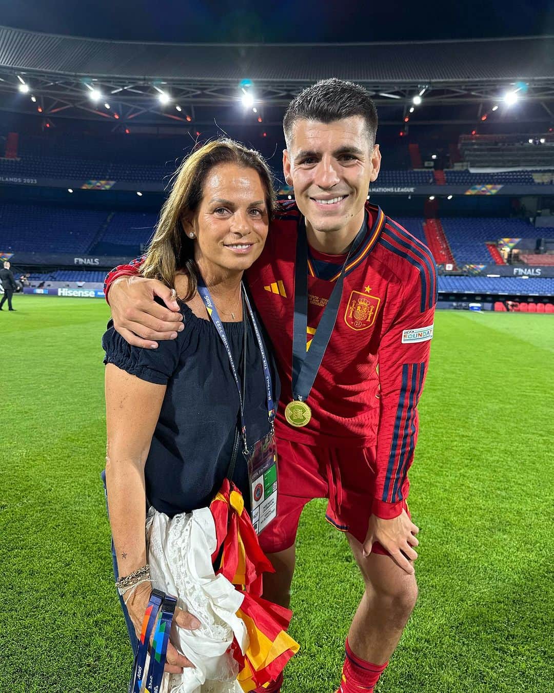 アルバロ・モラタのインスタグラム：「Feliz cumpleaños mamá. Gracias por todo te quiero mucho ❤️🙏🫡」