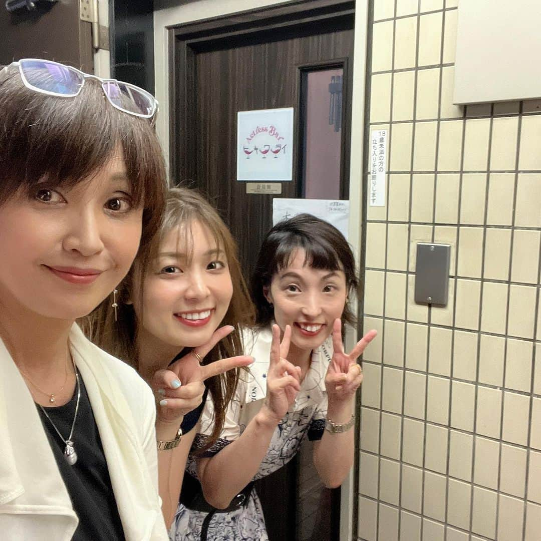 萩原佐代子さんのインスタグラム写真 - (萩原佐代子Instagram)「昨夜は神威組『7WAYS』大阪プレイベント❣️ 主演の中川ミコちゃんのお店アクトレスバー『ヒキワライ』控え室にてミコママとオンライン参加。（控え室 外はたまたま神威組サポーターのO氏の楽しいお誕生日会開催中でした。） 大阪のお客様のあたたかい空気感とミコママお店の空気感が繋がるような、楽しいプレイベント、シアターセブンさんにご来場のお客様、本当にありがとうございました。🙏あいちゃんのワンピース姿と素敵な笑顔、華やかでしたね❤️  『7WAYS』（95分） 上映と舞台挨拶 ⭐️7/15(土)・16(日)　18:00（～19:40） ⭐️7/17(月祝)　13:30（～15:10） 上記3日間、上映終了後、舞台挨拶＋サイン会 ⭐️7/18(火)～21(金)　19:00（～20:40）  #7WAYS #シアターセブン #大阪 #十三 #神威杏次監督」7月2日 22時30分 - hagiwarasayoko