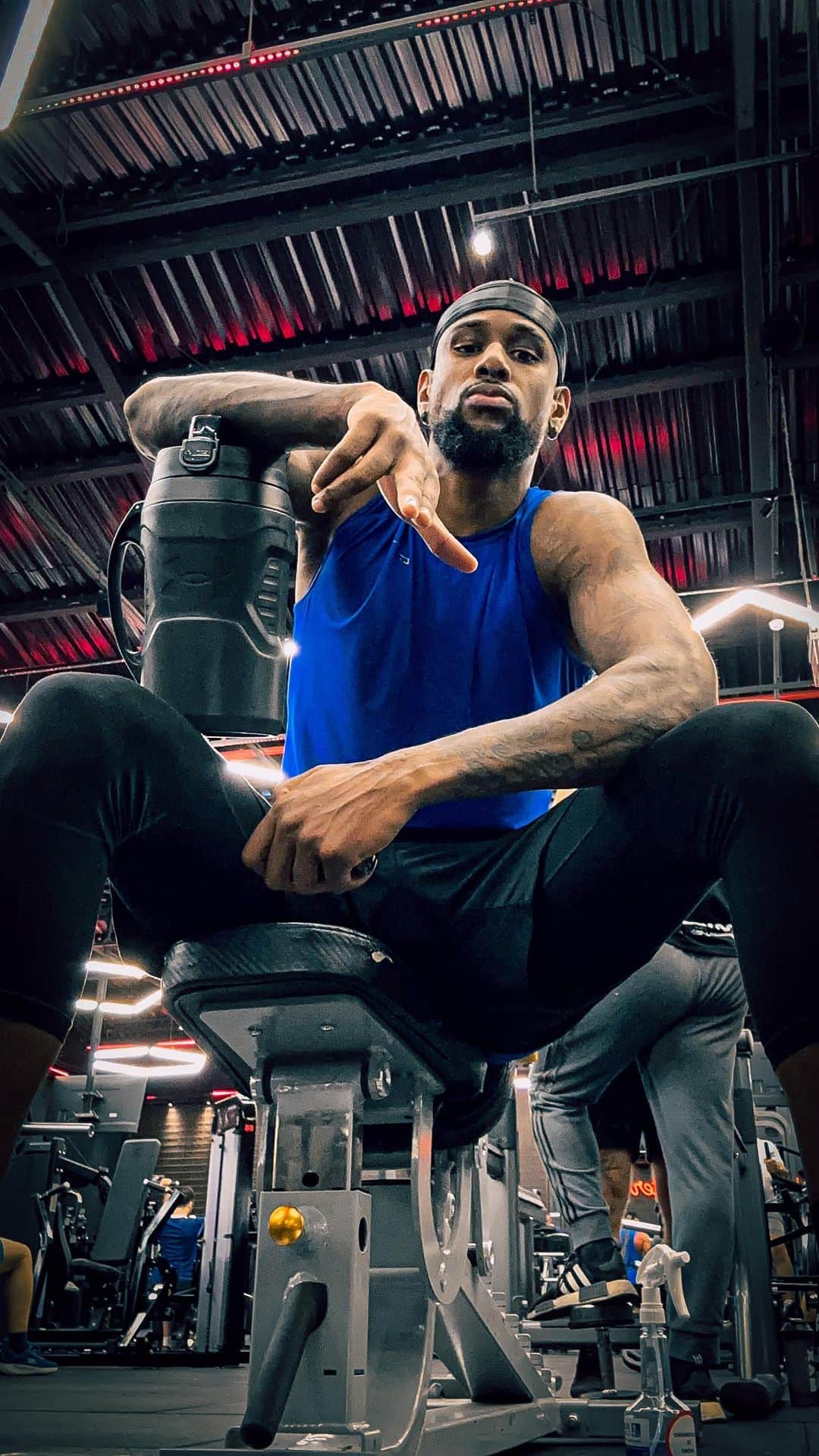 フェリペ・サンタナのインスタグラム：「Repetição, repetição, repetição…  E naqueles dias que não conseguir REPETIR…SUPERAÇÃO!!!! . #training #gymmotivation #gym #futebol #musclebuilding #muscle #power」