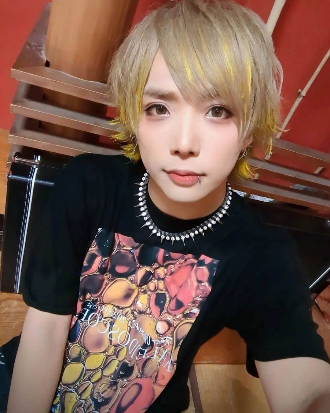 HIROのインスタグラム：「KALEIDOSCOPEツアー4本目金沢gateBlack撃破🔥GAKUの地元金沢は、もはや僕らの地元やな🤦また絶対帰ってくるからね🌟引き続きツアーは来週岡山へ！！！周年ツアーの先行締切やからそっちもよろしゅ🤤🍚  これねカラースプレーなん🌟  #金沢 #gateblack #インナーカラー #harrystyles #また来るね」