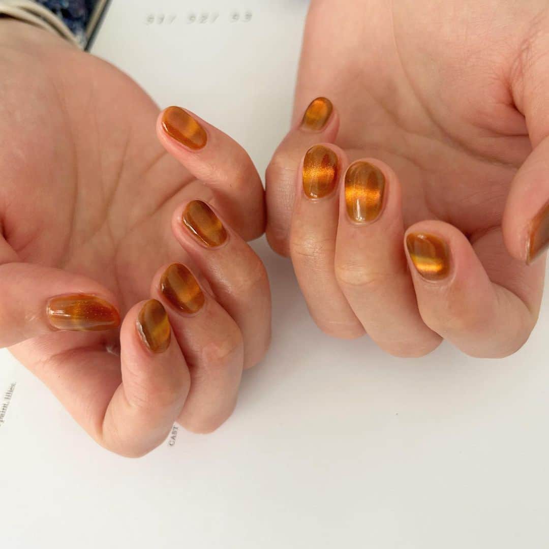 佐藤 渚のインスタグラム：「シンプルマグネットネイルがかわちい　  @__maishimada  さんいつもありがとうございます  #ネイル　#いくら　 #マグネットネイル」