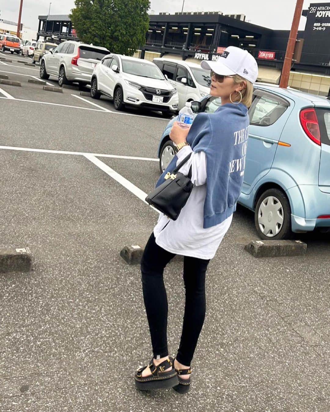 宮下美恵のインスタグラム：「いつかのコーデ💙  去年に引き続き、今年も差し色に青とグリーンが好き過ぎる💙  tops @__segur.__  sweat @spickandspan_jp  cap @newerajapan  bag @laholy312 sandal @drmartens_japan   #ママコーデ #大人カジュアル#ショートヘア #金髪ショート #cap#キャップ女子 #キャップ#低身長コーデ #153cmコーデ #モノトーンコーデ#スウェットコーデ #レギンス#レギンスコーデ #いつかのコーデ」