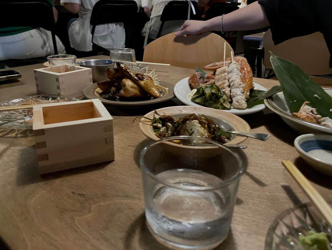 柿本絢菜 (24)さんのインスタグラム写真 - (柿本絢菜 (24)Instagram)「2週連続で押しかけた居酒屋は初めてな気がする。ここはガチ美味い店、日本の味を忠実に再現する店として勝手に認定させていただき、私はこれからも通い続けます。  気の知れたお友達と、美味しい酒と美味しい飯で、たわいもない話をするのにぴったりなお店。  (ここの焼酎がめちゃくちゃ美味しくて、来るたび飲んでる。)」7月2日 22時34分 - aa_2.8