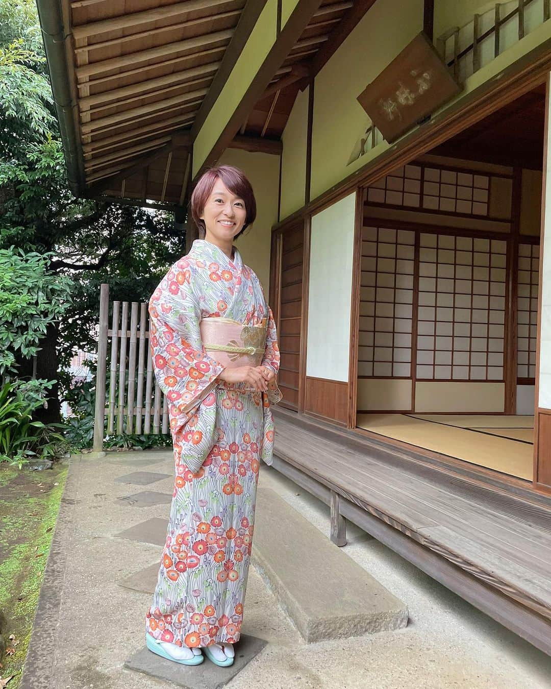 住吉美紀のインスタグラム：「今週末は着物で仕事２days！土曜日は雑誌「#STORY」の撮影。雨が降ってしまい、ガーンと思ってましたが、なんと護国寺さんがお茶室のお庭を特別にお貸しくださって（感涙）、むしろしっとりとした緑とお茶室の風景となり、とても素敵な撮影に。  9月号なので、暑いけれど単衣で。 #釜我敏子 さんの染めの附け下げ小紋。  ちなみに、着物のページではなく、意外な、まったく別テーマのページです。 （8月1日発売号）」