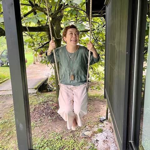 クリス智子さんのインスタグラム写真 - (クリス智子Instagram)「能登へ、会いたい友人達と、 また舞い戻りたかった場所に、 家族も共に。  どこにいても良い音のする場所、 たくさんのことが、心に響く。  この時期の能登は初めて。 山の緑が本当にきれいでした。  #能登」7月2日 22時36分 - chris_tomoko