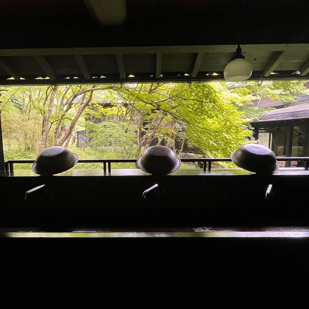 クリス智子さんのインスタグラム写真 - (クリス智子Instagram)「能登へ、会いたい友人達と、 また舞い戻りたかった場所に、 家族も共に。  どこにいても良い音のする場所、 たくさんのことが、心に響く。  この時期の能登は初めて。 山の緑が本当にきれいでした。  #能登」7月2日 22時36分 - chris_tomoko