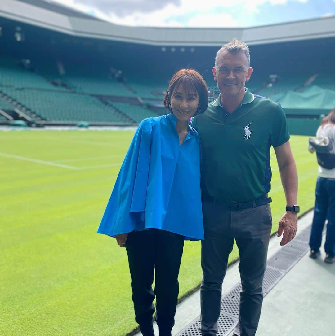 森上亜希子さんのインスタグラム写真 - (森上亜希子Instagram)「今日はウィンブルドンのHead courts & Horticulture のニール タッブリーさんに今年の芝のコンディションやどの様にコンディションを保っているのかなど興味深いお話を沢山伺う事が出来ました‼️ このお話は放送日はまだ確定していませんが、NHKで放送されますので是非ご覧下さい‼️  タッブリーさんはウィンブルドンのコート管理に携わって今年で29年目の大ベテランで、私が20年前にセンターコートでプレーした話で少し盛り上がりました。 やっぱりウィンブルドンのセンターコートは格別です。  #wimbledon #センターコート #聖地 #伝統 #幸せ #感謝 #tennis #テニス #tennisplayer #nhk #解説者」7月2日 22時38分 - akiko_morigami