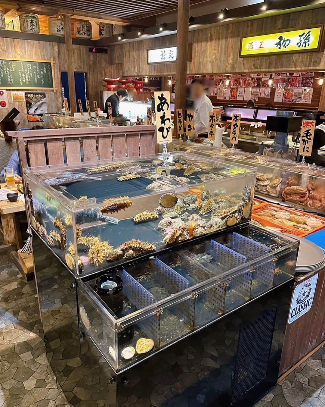 フォーリンデブさんのインスタグラム写真 - (フォーリンデブInstagram)「生け簀から魚介をチョイス！ 北海道の函館にある「海寿（かいじゅ）」は、老舗の水産会社が直営している、海鮮にこだわる和食店🌟  だからこそ仕入れの強さを活かして、店内にはでっかい生け簀があり、そこで生きているカニやアワビ、ホタテにイカなどを、そのまま活け造りで食べられちゃう🙌  東京だとなかなかお目にかかれない「カニ刺し」をはじめ、今が旬のクリーミーな「ウニのミニ丼」に、ちゅるんと濃厚な「生牡蠣」などを、どれもお手頃な価格で楽しめるのは嬉しいね☺️  なにげに「スジコおにぎり」は、お米をたっぷりの岩海苔で巻いていて（というか貼りつけていて）、これはこれでアリだな！っていう発見もあったよ✨  --------- 🍴函館海鮮料理 海寿（Kaijyu） ☎️050-5590-7529 📍北海道函館市豊川町24-6  🚃函館駅から徒歩10分 💰食べログ予算 夜¥8000- ⏰16:00-22:00（不定休） @hakodatekaijyu  - #北海道グルメ #北海道ランチ #函館グルメ #函館ランチ #海寿 #個室あり #テーブル席メイン #カニ刺し #ウニ丼 #今回は本店に行ったけど #札幌にも唯一の支店あるみたい #japanfood #japantravel #hokkaidofood #hokkaidotravel #hakodate #Seaurchin #Uni - ▼ エリア&ジャンル検索 #フォーリンデブ北海道 #フォーリンデブ函館 #フォーリンデブ和食 #フォーリンデブ海鮮」7月2日 22時48分 - fallindebu