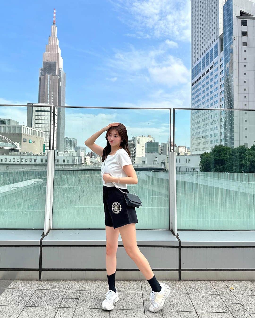 のインスタグラム：「最近暑すぎてラフな格好になりがち🫠.∘ ㅤㅤㅤㅤㅤㅤㅤㅤㅤㅤㅤㅤㅤ 夏はミニTがらぶ〜〜✌︎♡ ㅤㅤㅤㅤㅤㅤㅤㅤㅤㅤㅤㅤㅤ @mardi_mercredi_collectif の パンツもお気に入り❕❕✨ ㅤㅤㅤㅤㅤㅤㅤㅤㅤㅤㅤㅤㅤ ㅤㅤㅤㅤㅤㅤㅤㅤㅤㅤㅤㅤㅤ また明日から1週間がんばろう〜👊🏻 ㅤㅤㅤㅤㅤㅤㅤㅤㅤㅤㅤㅤㅤ ㅤㅤㅤㅤㅤㅤㅤㅤㅤㅤㅤㅤㅤ ㅤㅤㅤㅤㅤㅤㅤㅤㅤㅤㅤㅤㅤ #ootd #code #roin #mardi #tシャツコーデ #ミニt #ショート丈トップス #韓国ファッション #夏コーデ」