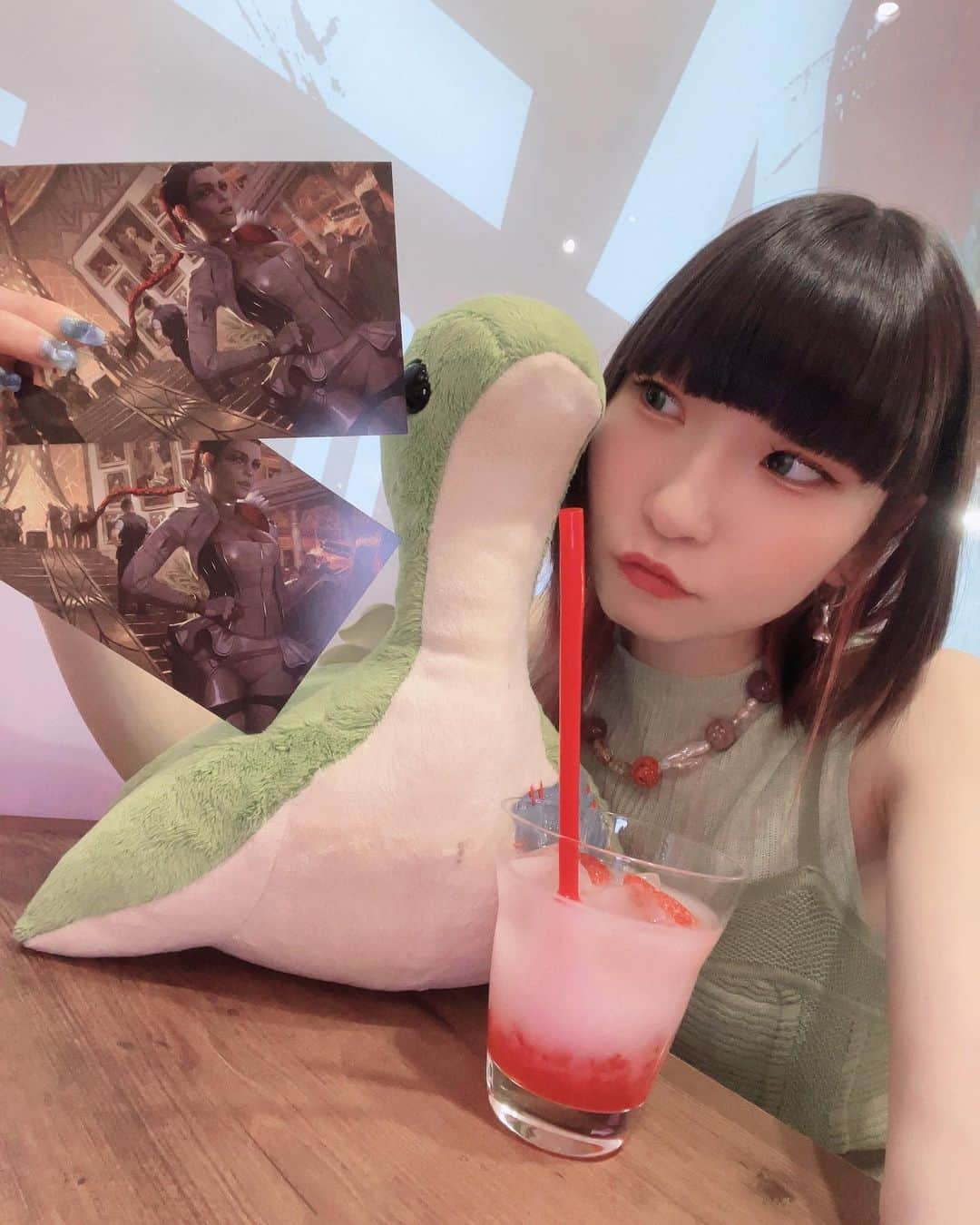 ピンキー！☆藤咲彩音さんのインスタグラム写真 - (ピンキー！☆藤咲彩音Instagram)「どうしてもローバのドリンクとポストカードが欲しくて もう一度ネッシーカフェに行ってきました✌🏻 だって、、前行った時は第一弾で選抜にローバいなかったし、、、６月後半が第二弾で選抜にローバいたし、、、こりゃ行くしかないじゃん？？？ お会計額でポストカードもらえる枚数が決まるんだけど 我々は5回。 まず私が2回引く。 レヴナント、カタリスト。 次は母さんが3回引く。 ローバ、ローバ、クリプト。  センキュー母さん、、、無事ローバが我が家にきました。やっぴー！  #apexlegends #ネッシーカフェ #渋谷 #タワレコ渋谷 #カフェ #今回も私服ネッシーカラーで行きました」7月2日 22時41分 - pinky_ayane