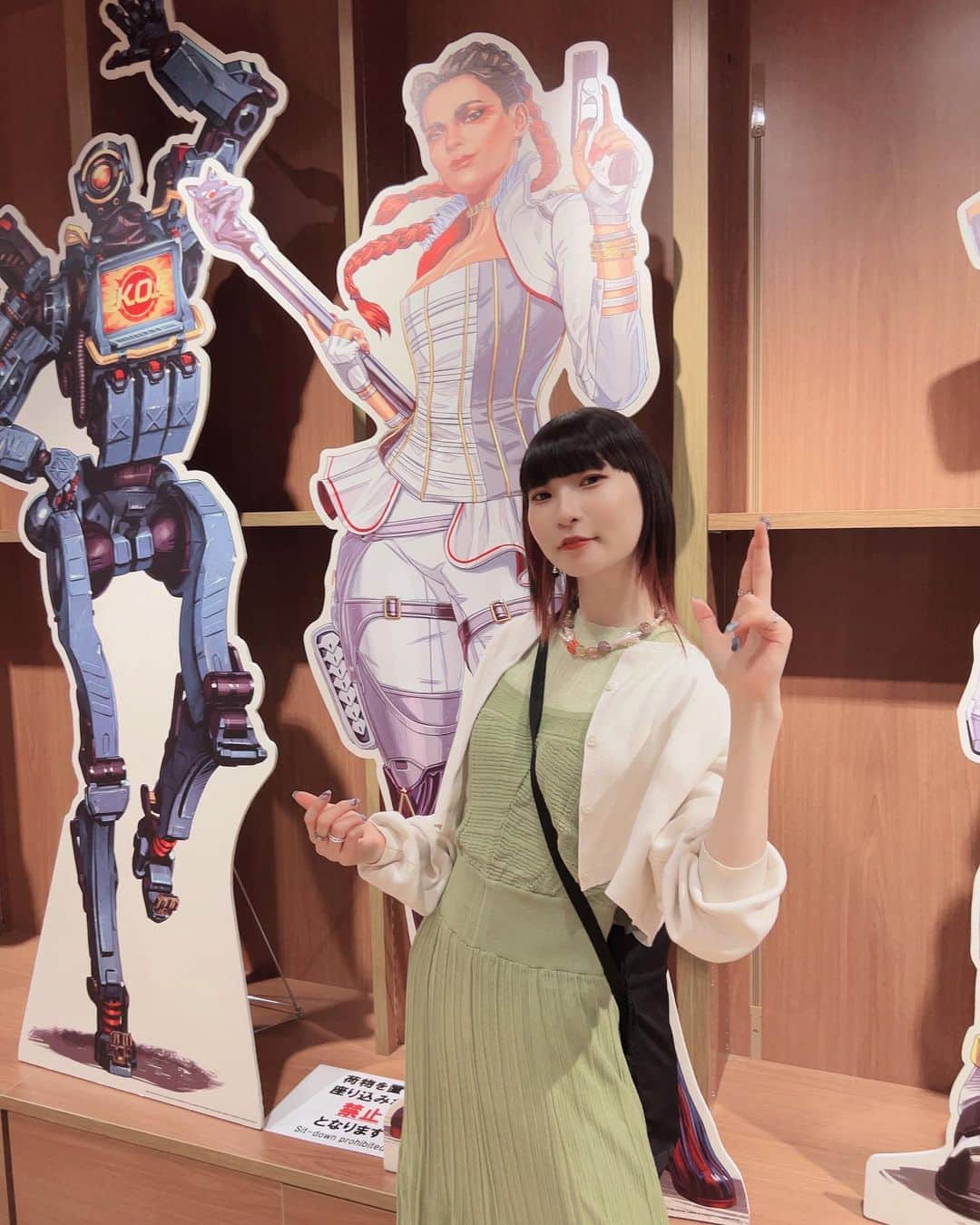 ピンキー！☆藤咲彩音のインスタグラム：「どうしてもローバのドリンクとポストカードが欲しくて もう一度ネッシーカフェに行ってきました✌🏻 だって、、前行った時は第一弾で選抜にローバいなかったし、、、６月後半が第二弾で選抜にローバいたし、、、こりゃ行くしかないじゃん？？？ お会計額でポストカードもらえる枚数が決まるんだけど 我々は5回。 まず私が2回引く。 レヴナント、カタリスト。 次は母さんが3回引く。 ローバ、ローバ、クリプト。  センキュー母さん、、、無事ローバが我が家にきました。やっぴー！  #apexlegends #ネッシーカフェ #渋谷 #タワレコ渋谷 #カフェ #今回も私服ネッシーカラーで行きました」