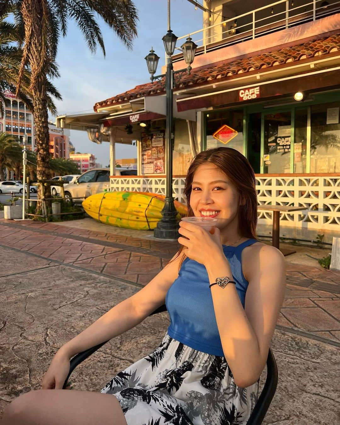 吉岡久美子のインスタグラム：「、 沖縄投稿🌺🏝️  アメリカンビレッジで 夕日みながら飲んだ☺️🌅  暑いからもうキャミソールでいれるから 風に当たって最高だったな〜🍹  せっかくやから サンセットビーチのカクテルにした🍸笑 、 、 、 #つぼみ大革命 #つぼみ #吉本 #よしもと #アイドル #instagood #いいね #フォローミー #沖縄 #沖縄旅行 #沖縄グルメ #沖縄観光 #アメリカンビレッジ #アメリカンビレッジ沖縄 #アメリカンビレッジ美浜 #アメリカンビレッジグルメ #アメリカンビレッジカフェ」