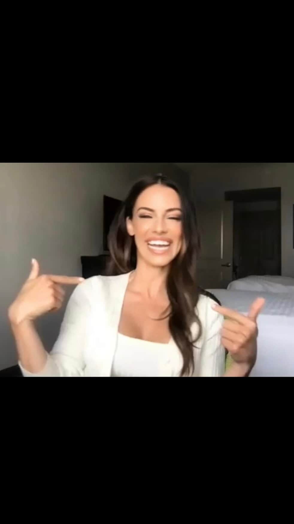 ジェシカ・ロウンズのインスタグラム：「Had an absolute BLAST chatting with @gottyxo the second winner of my #sadbutidontcare singing competition! We talked all about music, life, love and 90210! 🥰🎤🎶❤️」