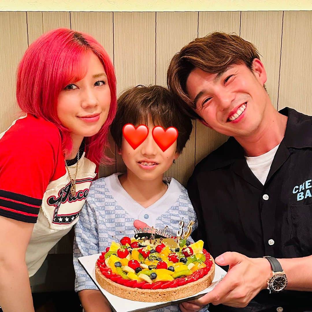 中尾明慶のインスタグラム：「俺…35歳になっちゃったよ。 いつも皆さん応援ありがとうございます。  家族にも沢山お祝いしてもらい👍 現場でも沢山お祝いしてもらい👍 誕生日って最高だね。  40代が見えてきたからここからの5年間しっかりと自分のやるべき事とやりたい事を全力でやっていきます。  時には皆様のお力を借りるかもですが、、、今後ともよろしくお願いします。  3枚目は仲里依紗の世界観を感じてみた。  4枚目は休日に隠し撮りされたらマジでそこそこ疲れたおじさんだった。  こんな世の中に生まれてきて、こんな人生を歩めて、こんな家族と過ごせて、こんな仕事をさせてもらえて、俺幸せっす。  ありがと。」
