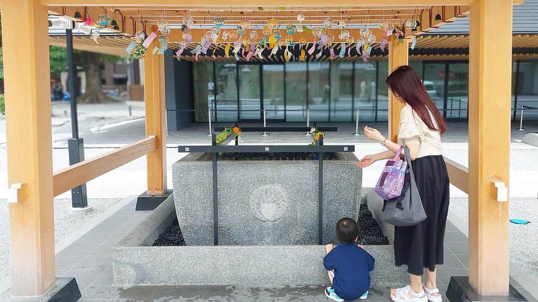 ERINA UENOさんのインスタグラム写真 - (ERINA UENOInstagram)「2023.07.02 🎐 夫のお気に入りショット（手水舎と風鈴が） 息子は小さくて写っていない…😊 3枚目にちょこんと居ます。  蒸し暑い一日だったけど、 立ち寄った警固神社で 風に揺れる鈴の優しい音色に癒されました🎐  もうすぐ七夕🎋ですね💜  * *⁡ ⁡⁡ ⁡#Fukuoka #天神 #警固 #警固神社 #福岡 #神社⁡ #七夕 ⁡#手水舎 #親子 #3歳児 #男の子ママ #福岡ママ #風鈴」7月2日 22時48分 - erina_flowdia