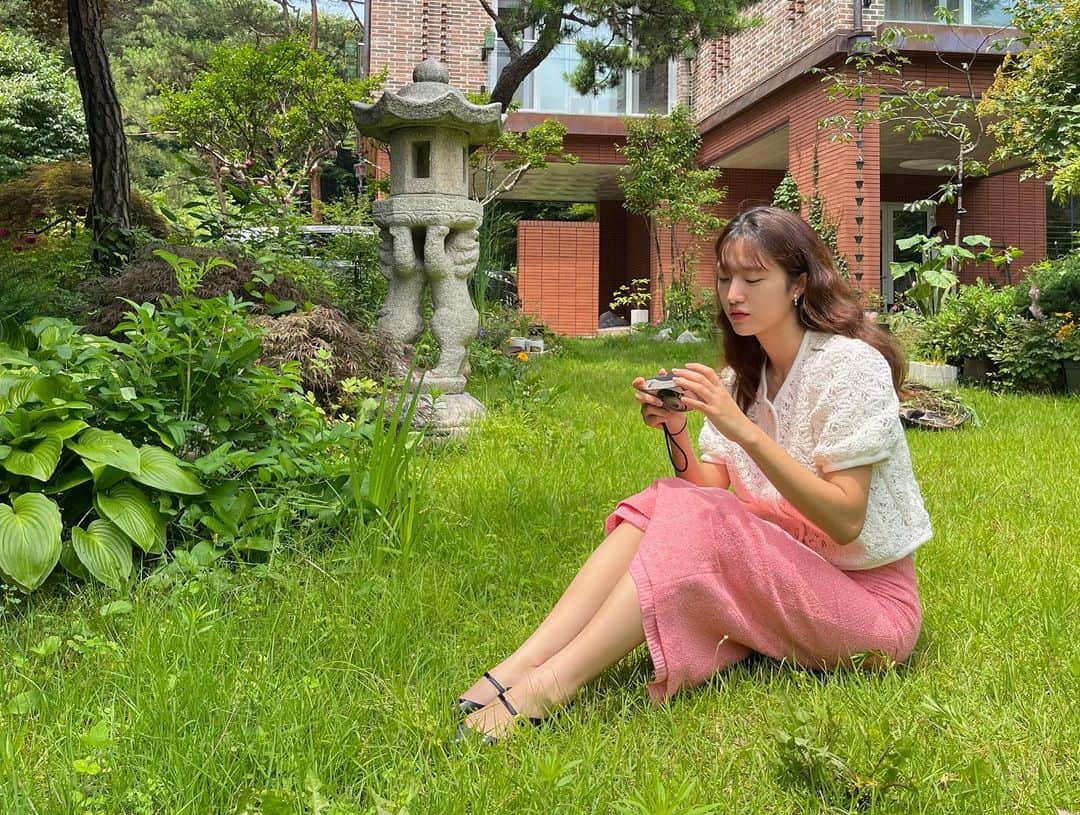イ・ハウンのインスタグラム：「재미지다🦜20년 전과 같은 공간에서 찍은 사진」