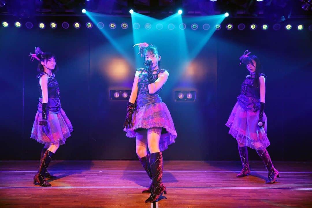 AKB48 Officialさんのインスタグラム写真 - (AKB48 OfficialInstagram)「AKB48 18期研究生💜🤍 本日劇場公演デビュー㊗️🎉💕 ⁡ 「ただいま　恋愛中」公演に18期研究生が初出演✨ 緊張もありましたが、堂々とパフォーマンスを披露しました🕺💫 ご観覧・ご視聴ありがとうございました〜💘 ⁡ これからも応援よろしくお願いします📣❤️‍🔥 ぜひ劇場に観に来てくださいね👟🎶 ⁡ 📸写真1枚目左から #工藤華純 (くどう かすみ/Kasumi Kudo) #かすみん  #八木愛月 (やぎ あづき/Azuki Yagi) #あづ  #成田香姫奈(なりた こひな/Kohina Narita) #こひ  #秋山由奈 (あきやま ゆな/Yuna Akiyama) #ゆなちゃん  #新井彩永 (あらい さえ/Sae Arai) #さえちゃん  #山口結愛 (やまぐち ゆい/Yui Yamaguchi) #ゆいち #迫由芽実 (さこ ゆめみ/Yumemi Sako) #ゆめみん #久保姫菜乃(くぼ ひなの/Hinano Kubo) #ちゃんひな  ⁡ #akb #akb48 #akb18期研究生 #18期生 #18期研究生  #ただいま恋愛中 #ただいま18期中 #あの夏の防波堤」7月2日 22時52分 - akb48
