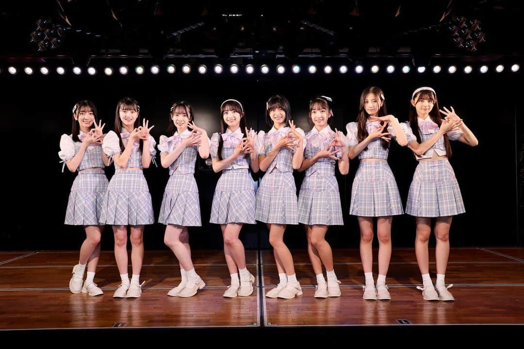 AKB48 Officialのインスタグラム：「AKB48 18期研究生💜🤍 本日劇場公演デビュー㊗️🎉💕 ⁡ 「ただいま　恋愛中」公演に18期研究生が初出演✨ 緊張もありましたが、堂々とパフォーマンスを披露しました🕺💫 ご観覧・ご視聴ありがとうございました〜💘 ⁡ これからも応援よろしくお願いします📣❤️‍🔥 ぜひ劇場に観に来てくださいね👟🎶 ⁡ 📸写真1枚目左から #工藤華純 (くどう かすみ/Kasumi Kudo) #かすみん  #八木愛月 (やぎ あづき/Azuki Yagi) #あづ  #成田香姫奈(なりた こひな/Kohina Narita) #こひ  #秋山由奈 (あきやま ゆな/Yuna Akiyama) #ゆなちゃん  #新井彩永 (あらい さえ/Sae Arai) #さえちゃん  #山口結愛 (やまぐち ゆい/Yui Yamaguchi) #ゆいち #迫由芽実 (さこ ゆめみ/Yumemi Sako) #ゆめみん #久保姫菜乃(くぼ ひなの/Hinano Kubo) #ちゃんひな  ⁡ #akb #akb48 #akb18期研究生 #18期生 #18期研究生  #ただいま恋愛中 #ただいま18期中 #あの夏の防波堤」