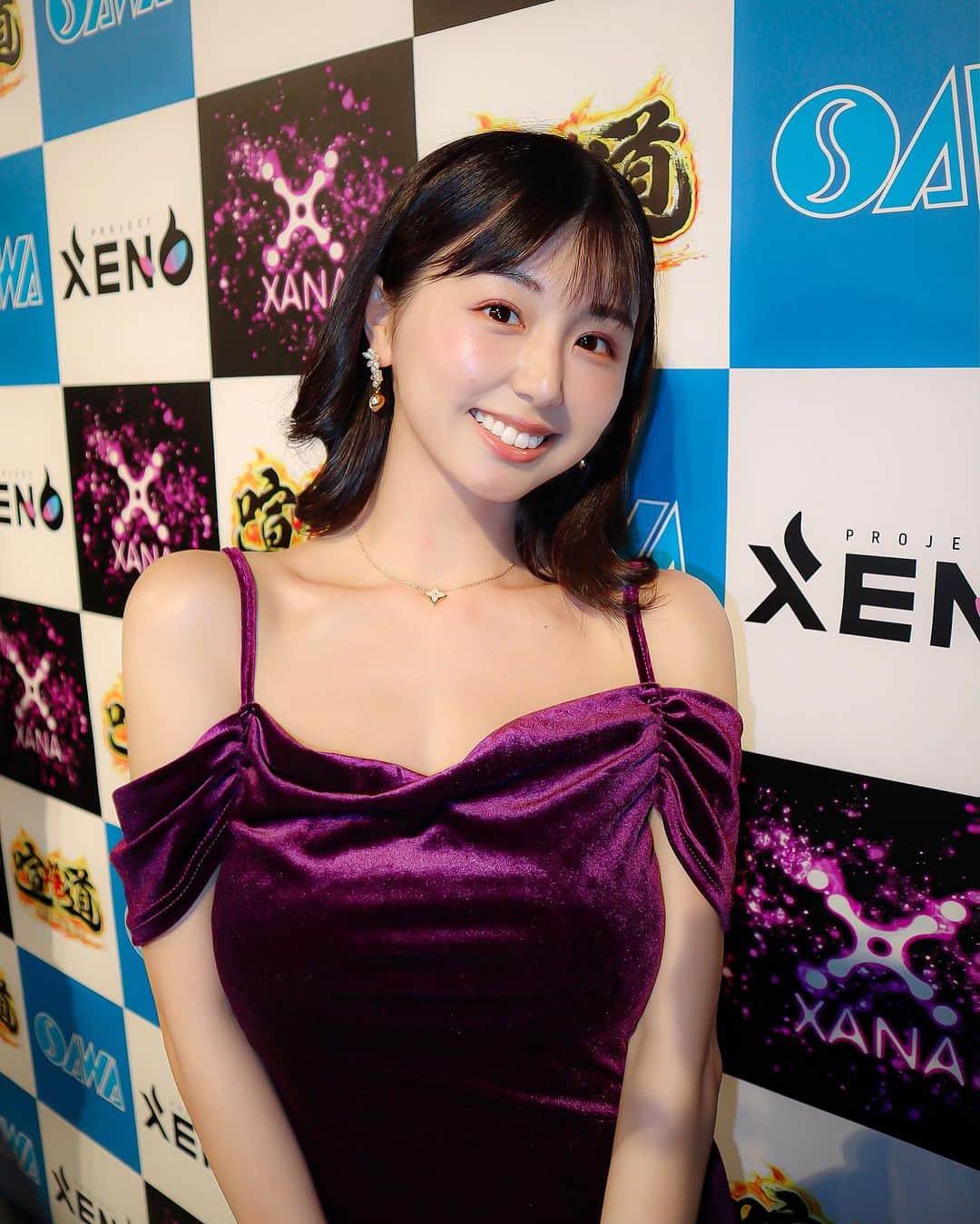 栗田恵美のインスタグラム：「昨日の生放送の衣装🐇  偶然背景とマッチしてた。  明日も終日撮影なので楽しみます✔︎」