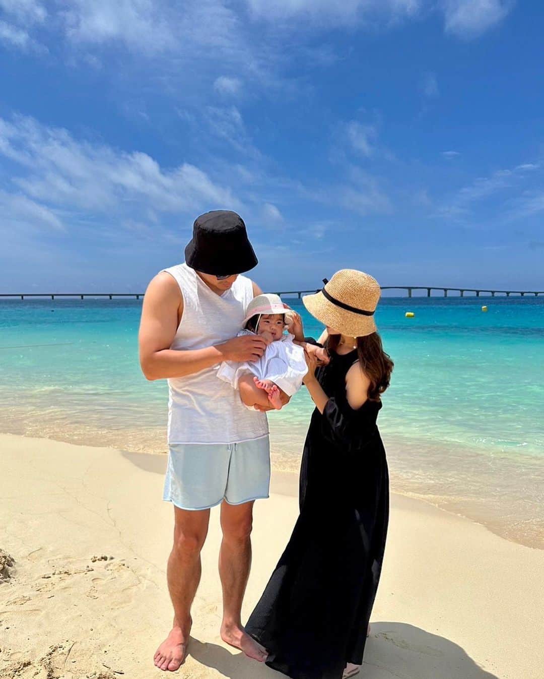 Akaneさんのインスタグラム写真 - (AkaneInstagram)「. 宮古島と沖縄本島の投稿していこかな🌺✈︎  とにかく、雨女と雨男︎ ︎☂︎やのに 初めてずっと快晴でめっちゃ良かった🌞♡  宮古島は、結婚式お呼ばれで行ってんけど とにかく海が綺麗すぎて😮‍💨🩵 またゆっくり家族旅行で行きたいね~って話してた☺︎  この日のコーデ質問沢山頂いてたので載せます🏷 hat @ca4la_official  onepiece @_estella.k_  . . #宮古島#家族旅行#沖縄旅行  #リゾートコーデ #女の子ママ #5ヶ月ベビー」7月2日 22時53分 - ____akanechin