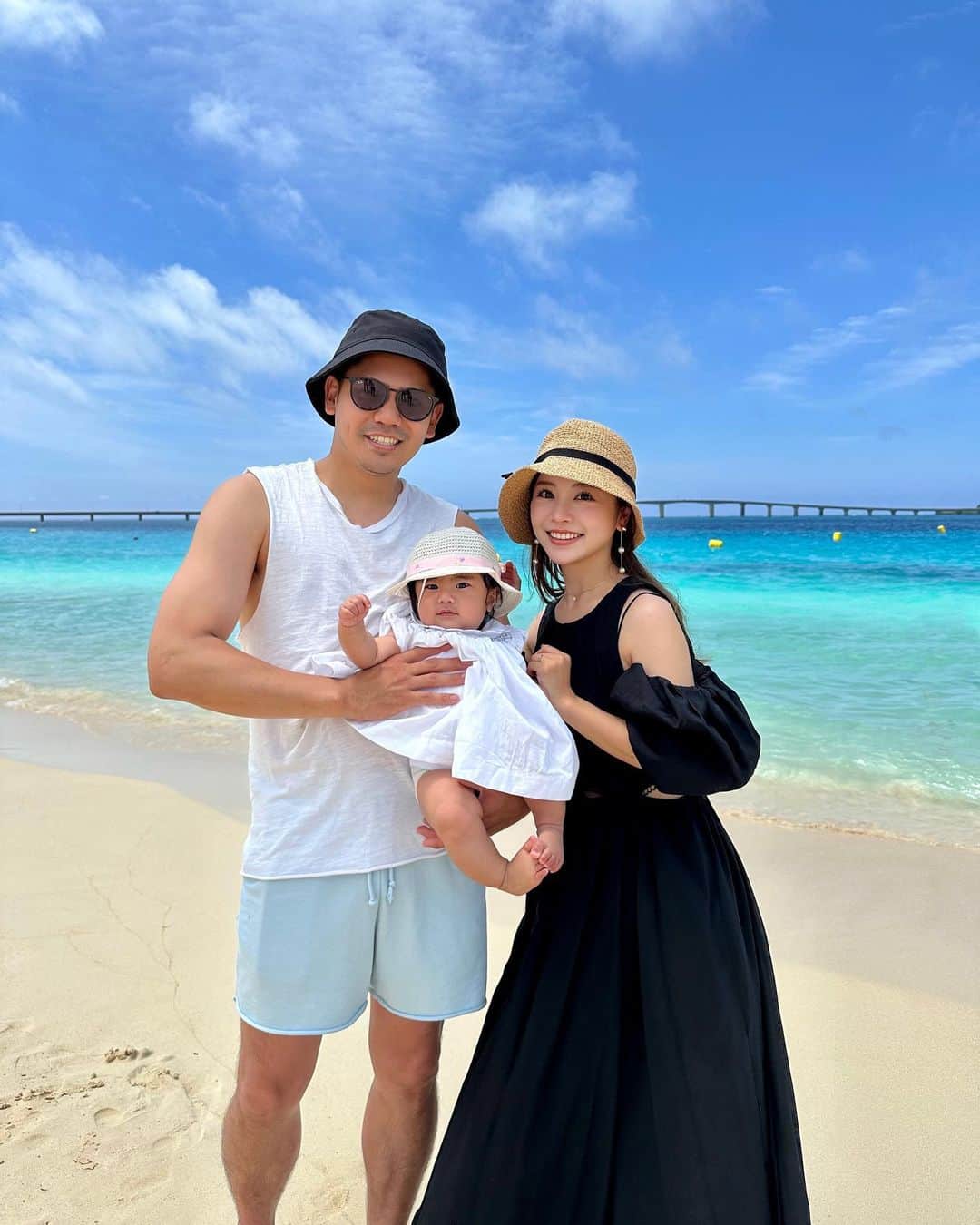 Akaneのインスタグラム：「. 宮古島と沖縄本島の投稿していこかな🌺✈︎  とにかく、雨女と雨男︎ ︎☂︎やのに 初めてずっと快晴でめっちゃ良かった🌞♡  宮古島は、結婚式お呼ばれで行ってんけど とにかく海が綺麗すぎて😮‍💨🩵 またゆっくり家族旅行で行きたいね~って話してた☺︎  この日のコーデ質問沢山頂いてたので載せます🏷 hat @ca4la_official  onepiece @_estella.k_  . . #宮古島#家族旅行#沖縄旅行  #リゾートコーデ #女の子ママ #5ヶ月ベビー」