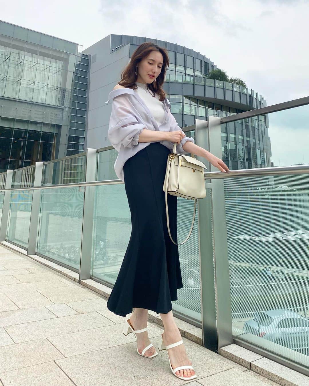 松本リコのインスタグラム：「・ ・ ・ ・ 久しぶりに六本木☕️ ・ ・ ・ #六本木 #roppongi #シアーシャツ #マーメイドスカート #date #デート #晴れのち曇り #japanesegirl #japangirl #ハーフ顔 #fashion #ファッション」