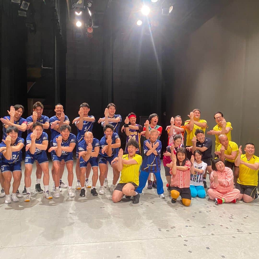 吉本新喜劇のインスタグラム：「7/2(日) 「もじゃ吉田の新喜劇どうでしょう？inなんばグランド花月」 withパナソニックパンサーズ  終演後の1枚😀  チケットは完売！ 大盛況のまま終わりました🤲  ご来場いただいた皆様ありがとうございました！  次回もお楽しみに!?  感想などいただけると嬉しいです🥰  #パナソニックパンサーズ #吉本新喜劇 #もじゃ吉田」