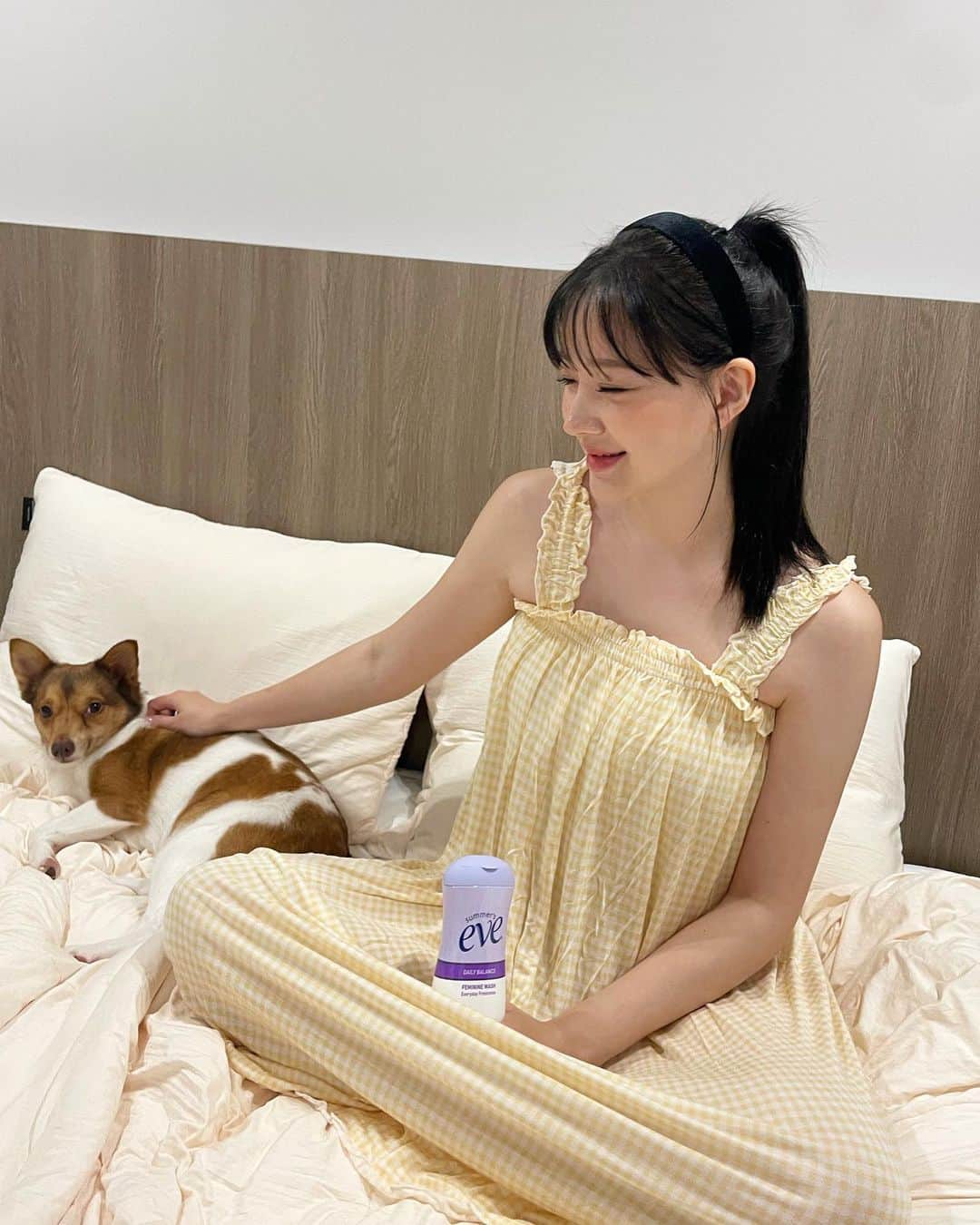 クムジョのインスタグラム：「#광고 매일 쓰는 #여성청결제 #썸머스이브 (๓° ˘ °๓) 💜  썸머스이브는 프리바이오틱스 성분이 함유되어있고, 칸디다균 항균 시험도 완료한 여성의 Y존 고민을 해결해주는 제품인데요. 페미닌 클렌징 와입스는 쪼꾸마난 1회용 청결 티슈로, 언제 어디서나 파우치에 쏙 넣어 들고다니면서 사용 가능해요. 제가 지금까지 제일 많이 사용한 제품인데, 광고로 소개 시켜드리게 되어서 저도 무지 신기하답니당! 이제 덥고 습한 여름철인데, 썸머스이브와 함께 무너지기 쉬운 Y존 밸런스! 건강하게 지켜내자구요!!! 구매는 올리브영에서 가능해요. ☺️  #올리브영여성청결제 #올리브영추천템」