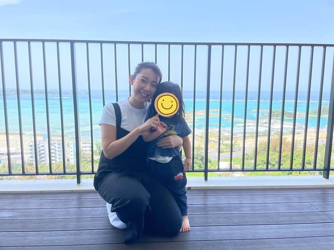 須黒清華のインスタグラム：「もう今年も半分終わってしまったなんて…全然流れの早さについていけていません！💦 後半戦、悔いのないように日々楽しんで過ごしていきたいですね！ うまーく肩の力を抜きながら🍀  あー、暑くなってそろそろどこかに行きたい熱が高まっています✈️ 写真は春に行った沖縄です。 皆さんは今、どこに行きたいですか？😊  子連れだと、 適度な移動時間 できればキッチン付きホテル 遊べる場所が豊富 などなど、条件が増えますよね🤔 でもいろんな場所にチャレンジもしてみたいなぁ✨  #2023年後半戦 #旅行 #旅好き #子連れ旅行 #子連れホテル #沖縄 #沖縄旅行 #babyboy #2歳男の子 ✈️」