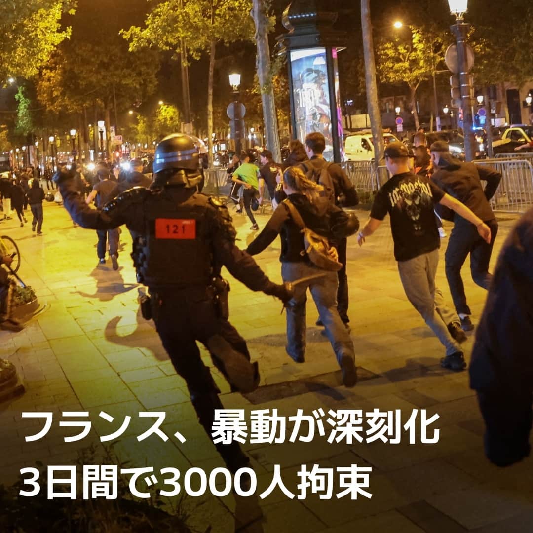 日本経済新聞社さんのインスタグラム写真 - (日本経済新聞社Instagram)「警官による未成年射殺をきっかけとしたフランスの暴動が深刻化。仏全土で6月29日から7月1日までに3000人近くが警察に拘束されました。2日からの予定だったマクロン大統領のドイツ公式訪問が中止に追い込まれるなど、外交や経済への影響も大きくなってきました。（写真はロイター）⁠ ⁠ 詳細はプロフィールの linkin.bio/nikkei をタップ。⁠ 投稿一覧からコンテンツをご覧になれます。⁠ ⁠ #日経電子版 #ニュース  #フランス暴動⁠」7月2日 23時00分 - nikkei